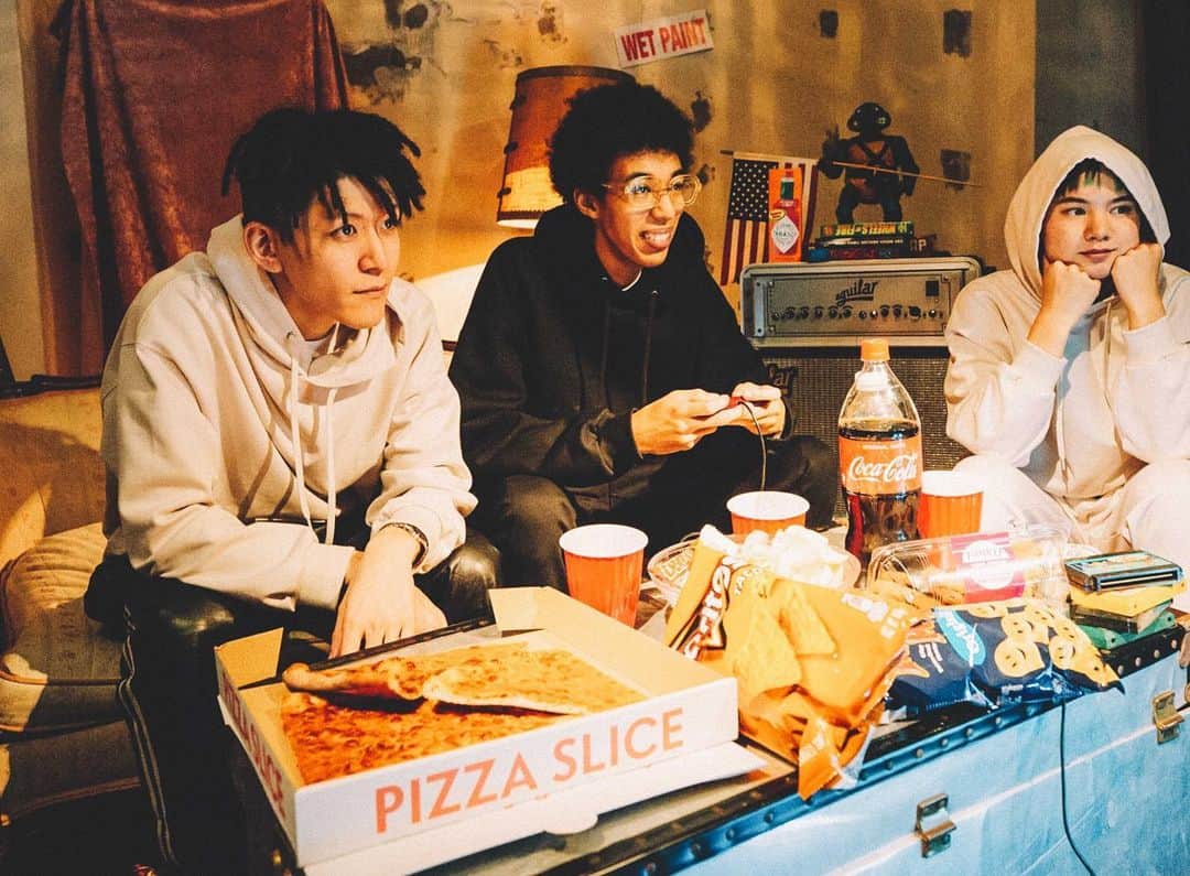 谷正人のインスタグラム：「PUBLIC TOKYO渋谷店、いよいよ、明日オープン！ P東京で圧倒的な人気を誇るピザ店PIZZA SLICEとコラボしました。テーマはPIZZA SLICE and chill。自宅でピザを食べながらチルする人をイメージして作ったコレクションです。 #pizzaslice #publictokyo」