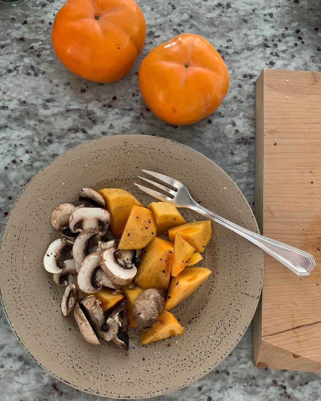 石田ゆり子さんのインスタグラム写真 - (石田ゆり子Instagram)「柿とブラウンマッシュルームのサラダ。 どちらも切るだけ。 生のまま。 美味しいお塩と 粗挽き胡椒と オリーブオイル あればパルミジャーノを すりおろす。 柿大好き きのこ大好き 簡単で美味しい。 ぜひ😁  a salad of persimmons and brown mushrooms both raw just to cut I love persimmons and mushrooms.😝」10月31日 11時29分 - yuriyuri1003