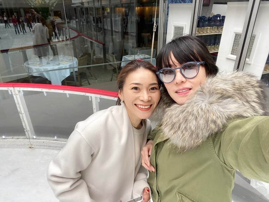 大日方久美子さんのインスタグラム写真 - (大日方久美子Instagram)「・ ロックフェラーのアイススケートがオープンしてるのを発見！これはやるしかない！と付き合ってもらっていざリングへ！ ・ 久しぶりのアイススケートで 全く滑れなかったけど大満足で帰ってきました😂 ・ 写真はNY在住23年の親友。 出会ってもう25年の付き合い。 彼女がいるからNYに来るようになりました。 ・ シングルマザーで子育てをしながら、色んな仕事をかけもち逞しく生きている彼女。 ・ NYで1人で生き抜くのは並大抵の努力がないと無理なことが痛いほどわかるから、彼女の生き様にいつも感銘を受けて帰ってきます。 ・ NYの最新スポットをレポートする仕事からブルックリンの @usaginy のプロデュースや日本の技術をNYのハイブランドに紹介する仕事。更にはアテンド業など本当に様々な仕事をこなす彼女を見ていると、肩書きや役職などに拘る必要なんて全くなく、自分ができることを全力ですればいいんだ。と気付かされます。 ・ 「自分らしく生きればいいんだよ」 ・ そう言う彼女の言葉がずしっとくるのは彼女が正にそう生きているから。 ・ 誰の目も気にせず自分らしく生きることが何より大切で、それ以外は二の次でいい。もし誰かに何か言われても、それは自分らしく生きられない人の戯言。  そんな言葉に惑わされず、自分らしく生きることに懸命になろう！ ・ 彼女が身を持って教えてくれた大切なこと。 ・ NYで個展を開きたい！なんて人がいたら @usaginy に連絡してみてね！！ ・ ・ #自分メモ #kumitravelstyle  #ny #ロックフェラーセンター」10月31日 11時22分 - kumi511976