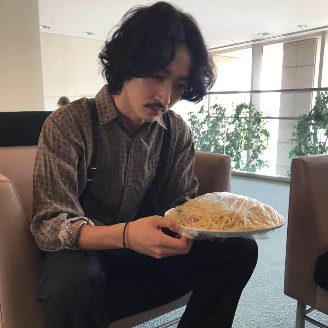 チート〜詐欺師の皆さん、ご注意ください〜【公式】のインスタグラム：「お昼ご飯のパスタの量に絶望する根岸…😱 そして今夜は第５話❗️ これまでで最強の詐欺師とどう戦う⁉️ ナミオカや、沙希の過去の謎も徐々に暴かれていく…👍✨ 今夜11時59分から💜  #チート #上杉柊平  #パスタ #多すぎ #何人前？ #食べきれない  #仲良くみんなで食べました」