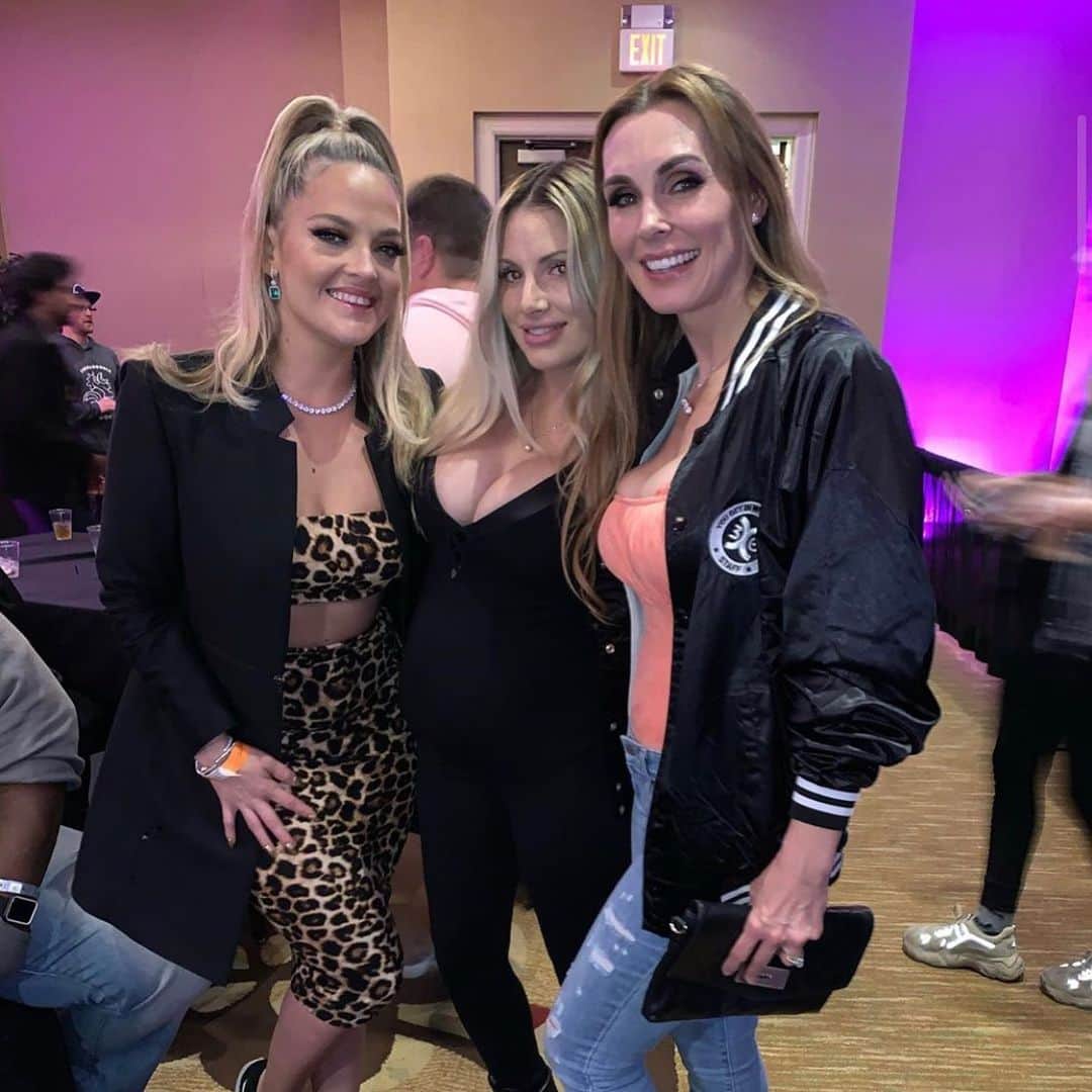 ティーガン・プレスリーのインスタグラム：「Oh how I have missed these ladies. @whitegirlpoliticking  @tanyatate  I’m so used to seeing them all year long, not just once a year.  Truly beautiful women in every way💗」
