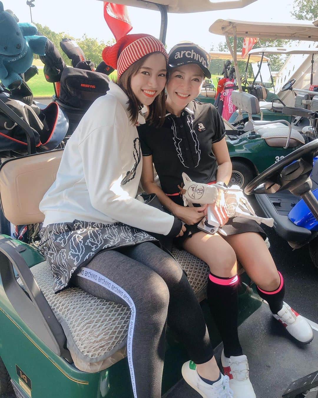 紺野ゆりさんのインスタグラム写真 - (紺野ゆりInstagram)「💛 昨日は @prettyandchallenge でお世話になっている 『アルチビオ』の ゴルフコンペでした⛳️✨ チームプリチャレのしょうこちゃんまみちゃんに会えた❤ もう女性として本当に尊敬する2人♡♡♡ 米澤有プロとちあきちゃんは、 初めましてでした💕 時間が結構あったので、 いっぱいガールズトークできて楽しかった💜  今回のコンペでは、 肥野さんと同じホールで 参加者の方とニアピン対決⛳️ 前半は全く乗らず、 もう打ち方わからなくなるくらいだったんですが、 ハーフ休憩で肥野さんに 「ワンポイントレッスン」してもらったら、 劇的に変化！！🤭🤭🤭 後半のニアピン対決は絶好調でした😍😍 肥野さんすごい‼️ 肩まわしが浅いのに、打つ時突っ込むクセがあるそうで、 トップで左肩をしっかり右足にのせるイメージで打ったら高さのあるボールが打てるようになりました🥺✨ (最後に動画載せました😘) お客様ともニアピンホールで お話出来て楽しかったです(o^^o) * * #yurigolf🦋 * * #アルチビオ#アルチビオカップ #アルチビオカップ関東 #archivio#ゴルフコンペ #ニアピン対決#ゴルフスイング #golfswing#golfwear#ゴルフウェア#ゴルフコーデ」10月31日 11時43分 - yuri_konno_official