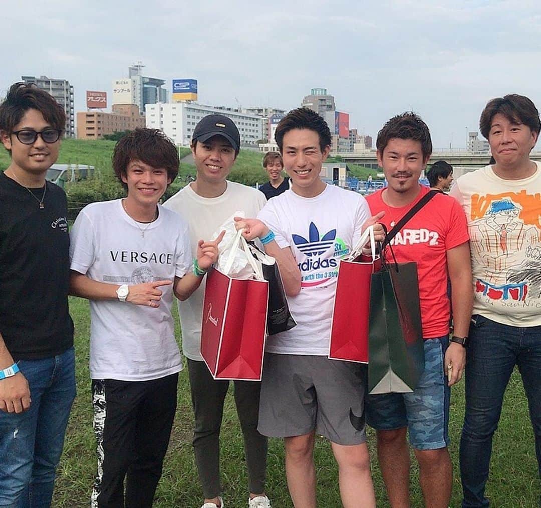 寺口泰海のインスタグラム：「もう2ヶ月前だけど誕生日載せるの忘れてた✨ お祝いしてくれた皆様ホントに感謝しています。 27歳の僕の事もよろしくお願いします。 ホント素晴らしい友達を持ったと思うこのメンバーで死ぬまで一緒に仕事出来たらいいなーって思います✨  #誕生日 #バーベキュー #9月1日」