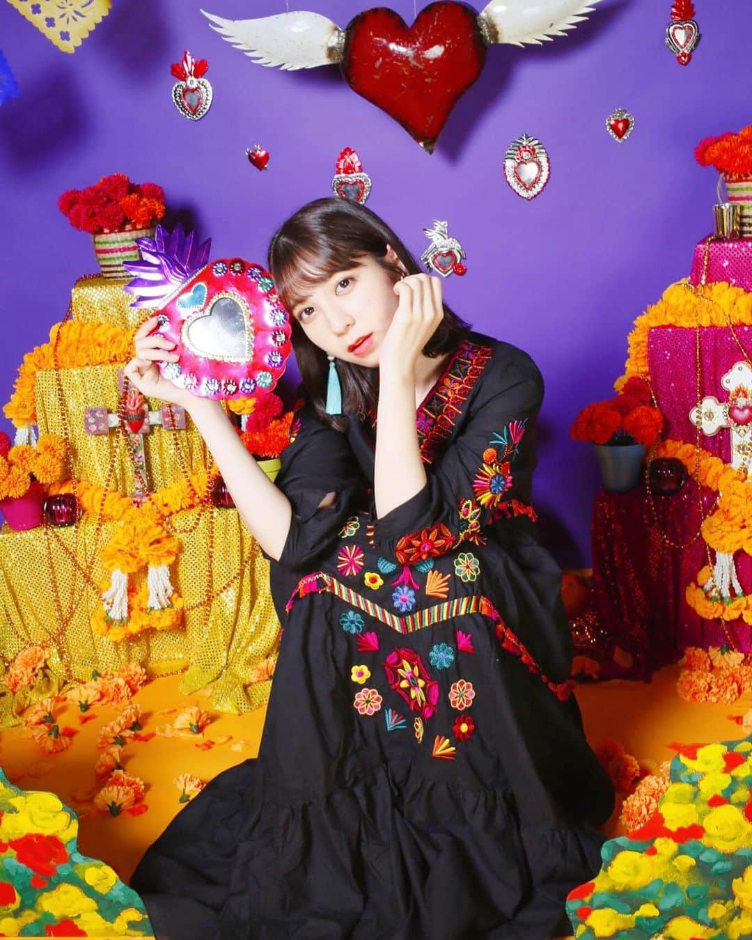 松岡菜摘のインスタグラム：「. . HAPPY HALLOWEEN🎃 . 今月の生写オフショット。 テーマはメキシカンハロウィンらしいです👻 . わたしインチキな占い師にしか見えんくない？大丈夫？笑 . #halloween #ハロウィン #🎃」
