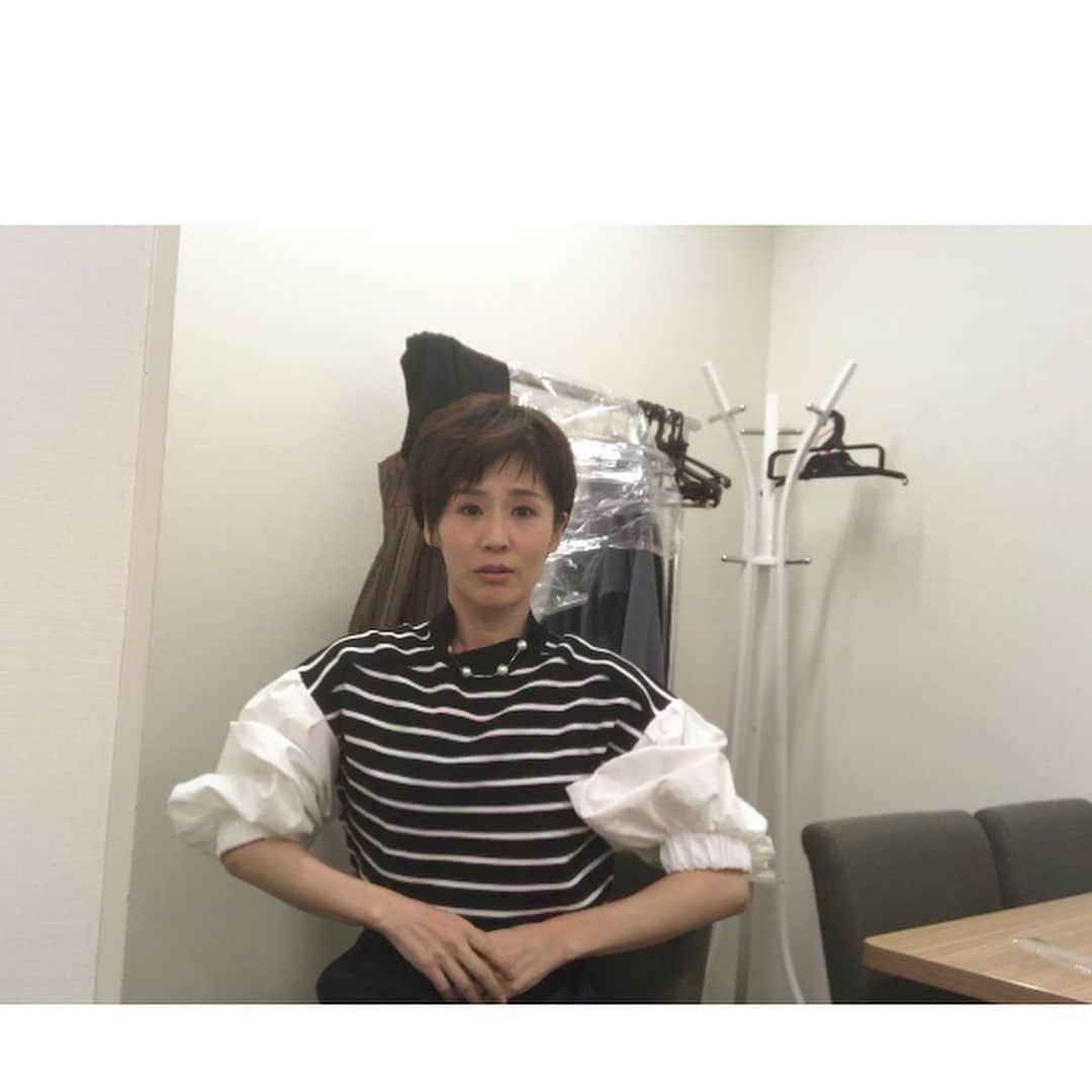 にしおかすみこさんのインスタグラム写真 - (にしおかすみこInstagram)「#衣装 袖幅たっぷりめの服。 どうやって着こなすんだろう。 伸ばしてみたり、たぐってみたりして。。 あきらめた。 #可愛い服を用意してくださるのに #いかせない😵 こういうデザインもあるんだなあ✨✨ #アメブロ久々更新m(_ _)m」10月31日 11時53分 - nishioka_sumiko