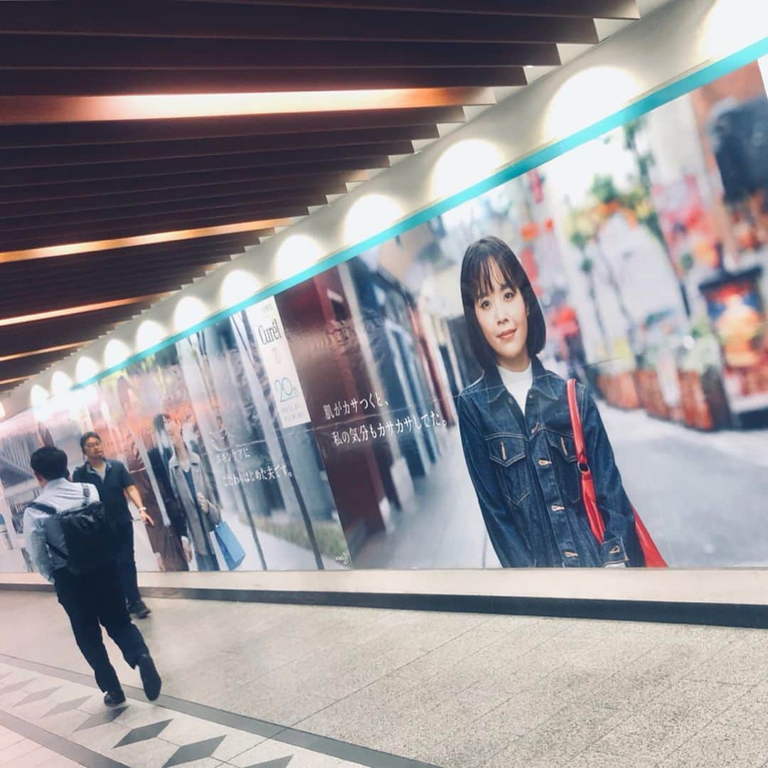 和歌子さんのインスタグラム写真 - (和歌子Instagram)「⠀ 「花王キュレル～20周年記念キャンペーン」 10/28(月)から梅田駅に広告が掲載されております♡ ⠀ HPにもひょっこりしておりました！ 是非 探してみてください♡ ⠀ ◌ キュレルさんのアイテムは これからの季節、乾燥するお肌に ほんっと良いのでオススメです…!」10月31日 11時59分 - __waka.___