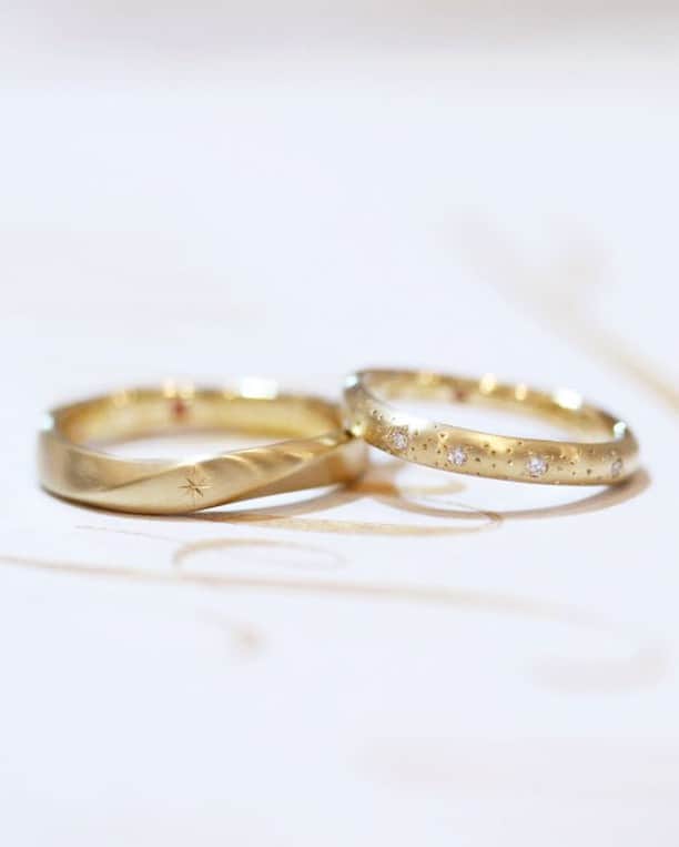 ith / イズ オーダメイド結婚指輪さんのインスタグラム写真 - (ith / イズ オーダメイド結婚指輪Instagram)「お二人の好みを 組み合わせて、 輝く星が印象的な 結婚指輪をお仕立てしました。 . 柔らかなシルエットに セミマットな質感を合わせ、 星に見立てた彫り模様と ダイヤモンドを施しています。 . フォルムは違うのに、 お揃いのムードが漂う お二人にぴったり指輪が完成しました。 . . ▽ 指輪について 結婚指輪(男性)：マルカート K18YG：79,000円〜 . 結婚指輪(女性)：クラシコ K18YG：144,000円〜 . 公式ハッシュタグ🤳✨ #イズマリッジ . . #結婚指輪 #婚約指輪 #プロポーズ  #マリッジリング #エンゲージリング  #指輪 #ダイヤモンド #ブライダルリング #婚約 #プレ花嫁 #ペアリング #指輪選び  #ウェディングドレス #ナチュラルウェディング  #指輪探し #結婚指輪探し #ゴールドリング  #オーダーメイドリング #結婚指輪オーダー #オーダーメイド #花嫁 #飾り彫り #2019冬婚 #2020春婚 #2020夏婚 #一生もの #ツヤ消し #手しごと」10月31日 12時00分 - ith_marriage