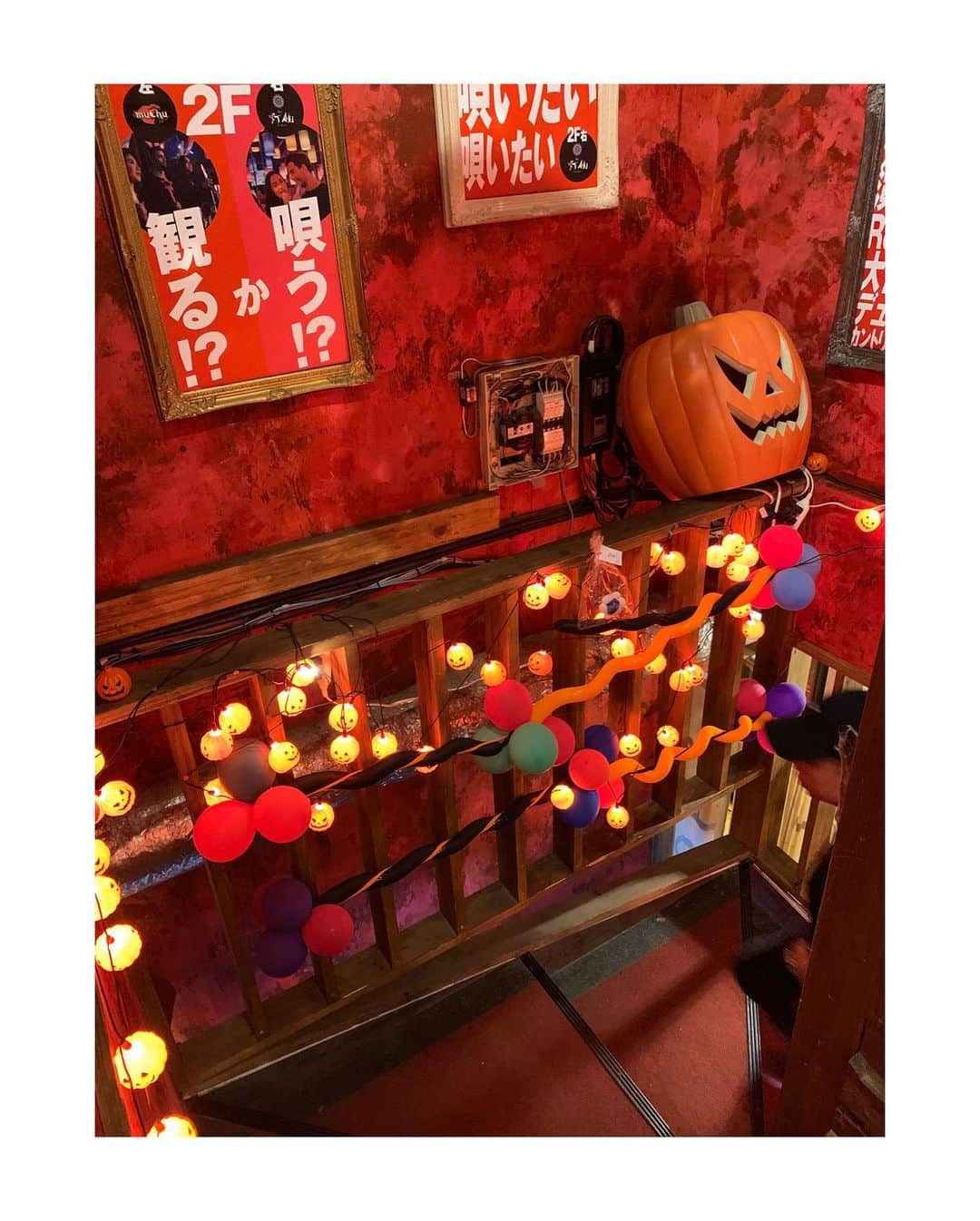 新井ニーニャさんのインスタグラム写真 - (新井ニーニャInstagram)「.﻿ ﻿ ﻿ ﻿ ﻿ 🎃ℍ𝕒𝕡𝕡𝕪 ℍ𝕒𝕝𝕝𝕠𝕨𝕖𝕖𝕟🎃﻿ ﻿ ﻿ 先週も行った歌舞伎町レッドのれん街💛﻿ ゆりみょん @lily02tbt  のんちゃん @nonsamakun ﻿ と、ガールズトークしまくってきました💋﻿ ちょうどこの日もハロウィンイベントで👻﻿ 朝まで1000円無制限飲み放題🤙🏽🍻❤️﻿ ﻿ 残り、今日だけらしい‼️﻿ 10/31のみ朝まで1000円無制限飲み放題🍺✨﻿ (大事なので、2回。笑)﻿ ﻿ おそらくかなり盛り上がってるはず🙄💕﻿ 行く人or行った人、レポしてください〜〜😩❤️﻿ ﻿ ﻿ ﻿ ちなみにこの日は、お気に入りの﻿ #牛タンいろ葉 が満席で！🐄﻿ ラスト2席しかなかった、#まるまさ へ🐓﻿ 焼き鳥屋さんなんだけど、全てが美味しかった…😩💓そして二件目にも他のご飯食べたくて(笑)、わがままいって他のお店の席空いてるか何度も確認して(笑)、念願の#串カツかっちゃん へ💕﻿ ﻿ のんちゃんも、#歌舞伎町レッドのれん街 の常連さんでここのかっちゃんによく行くらしく、オススメメニュー沢山教えてくれた🤤❤️まぐろ串、うなぎ串、子持ち昆布串は、絶対食べてほしい‼️美味しい‼️ほんとに‼️﻿ ﻿ ﻿ 子持ち昆布好きすぎてあれのためにまた行きたい😭💗赤提灯なのに、お洒落で美味しいお店は、なかなかないんだよなぁ〜🙄🍺今回はガールズトーク&税金の話で盛り上がりすぎて(最後に動画載せた笑)二階のカラオケまで行けなかったので、近々再チャレンジ🤣🎤❤️﻿ ﻿ ﻿ ﻿ #飲み放題のビールを毎回頼むのが﻿ #大変なので﻿ #途中からずっと﻿ #メガジョッキビール﻿ #でした﻿ ﻿ ﻿  @kabukicho_red_norengai  #red_halloween #blanca #tokyo #japanfood #赤提灯 #せんべろ #千ベロ #のれん街 #ハロウィン #ハロウィーン #コスプレはしない #アプリでハロウィン気分 #内装も可愛かった #ビール党 #女子会 #女子トーク」10月31日 12時00分 - 22nina77