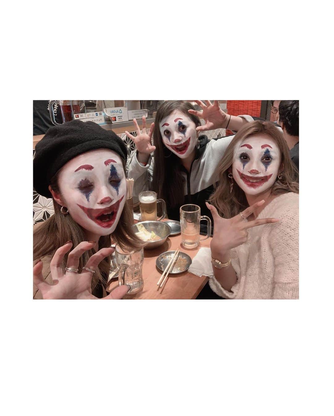 新井ニーニャさんのインスタグラム写真 - (新井ニーニャInstagram)「.﻿ ﻿ ﻿ ﻿ ﻿ 🎃ℍ𝕒𝕡𝕡𝕪 ℍ𝕒𝕝𝕝𝕠𝕨𝕖𝕖𝕟🎃﻿ ﻿ ﻿ 先週も行った歌舞伎町レッドのれん街💛﻿ ゆりみょん @lily02tbt  のんちゃん @nonsamakun ﻿ と、ガールズトークしまくってきました💋﻿ ちょうどこの日もハロウィンイベントで👻﻿ 朝まで1000円無制限飲み放題🤙🏽🍻❤️﻿ ﻿ 残り、今日だけらしい‼️﻿ 10/31のみ朝まで1000円無制限飲み放題🍺✨﻿ (大事なので、2回。笑)﻿ ﻿ おそらくかなり盛り上がってるはず🙄💕﻿ 行く人or行った人、レポしてください〜〜😩❤️﻿ ﻿ ﻿ ﻿ ちなみにこの日は、お気に入りの﻿ #牛タンいろ葉 が満席で！🐄﻿ ラスト2席しかなかった、#まるまさ へ🐓﻿ 焼き鳥屋さんなんだけど、全てが美味しかった…😩💓そして二件目にも他のご飯食べたくて(笑)、わがままいって他のお店の席空いてるか何度も確認して(笑)、念願の#串カツかっちゃん へ💕﻿ ﻿ のんちゃんも、#歌舞伎町レッドのれん街 の常連さんでここのかっちゃんによく行くらしく、オススメメニュー沢山教えてくれた🤤❤️まぐろ串、うなぎ串、子持ち昆布串は、絶対食べてほしい‼️美味しい‼️ほんとに‼️﻿ ﻿ ﻿ 子持ち昆布好きすぎてあれのためにまた行きたい😭💗赤提灯なのに、お洒落で美味しいお店は、なかなかないんだよなぁ〜🙄🍺今回はガールズトーク&税金の話で盛り上がりすぎて(最後に動画載せた笑)二階のカラオケまで行けなかったので、近々再チャレンジ🤣🎤❤️﻿ ﻿ ﻿ ﻿ #飲み放題のビールを毎回頼むのが﻿ #大変なので﻿ #途中からずっと﻿ #メガジョッキビール﻿ #でした﻿ ﻿ ﻿  @kabukicho_red_norengai  #red_halloween #blanca #tokyo #japanfood #赤提灯 #せんべろ #千ベロ #のれん街 #ハロウィン #ハロウィーン #コスプレはしない #アプリでハロウィン気分 #内装も可愛かった #ビール党 #女子会 #女子トーク」10月31日 12時00分 - 22nina77