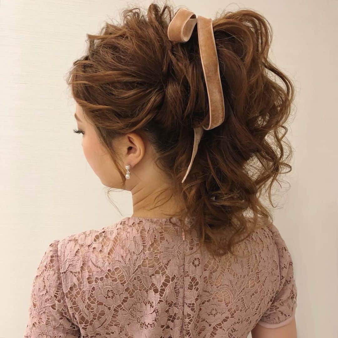 Tomoyo Kitamuraさんのインスタグラム写真 - (Tomoyo KitamuraInstagram)「先日のお客様。 高めのポニーにベロアリボン。  #ヘアメイク #ヘアセット #ヘアアレンジ #ヘアスタイル #銀座#美容師 #ウェディング#ウェディングヘア #ブライダル#ブライダルヘア #結婚式#プレ花嫁#花嫁#前撮り#着物#浴衣 #シニヨン#ダウン#夜会巻き #ヘアメイクリハーサル #bride#bridehair#bridal#updo#upstyle」10月31日 12時02分 - tmy_o3.pugmi