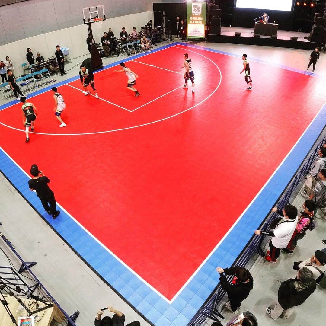 のインスタグラム：「「3x3バスケットボール🏀」 仙台アニメフェスにて開催された、3x3バスケットボールのエキシビジョンマッチを Bi Rodで撮影しました。 Bi Rodなら大迫力でスピーディーな試合展開も、大柄な選手達よりも高い視点から俯瞰撮影が可能です。  https://www.birodstore.com/  さぁあなたも前人未到の視点へ "3x3 basketball🏀" Bi Rod filmed a 3x3 basketball exhibition match held at Sendai Anime Festival. With Bi Rod, you can take a bird's-eye view from a higher point of view than big players, even for powerful and speedy game development. ▶ Please check the product link from the profile https://www.birodstore.com/ "Well, to your unexpected perspective"  #birod #7500 #7.5m #lumica #ルミカ#highangle #highview #Instagood  #smartphoneholder #ハイアングル　#Highangle  #HiangleView　#notdrone #osmo ＃OSMOaction ＃仙台　＃仙台アニメフェス　＃東北　＃JAPAN 　#3x3basketball #3x3 #3x3exe #3x3バスケ #バスケ #バスケットボール」