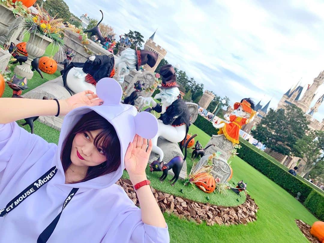 上坂由莉さんのインスタグラム写真 - (上坂由莉Instagram)「﻿ ﻿ #HappyHalloween 🎃👻🍭🌹🕸🖤﻿ ﻿ ﻿ ﻿  @tokyodisneyresort_official ♥️﻿ ﻿」10月31日 12時09分 - yuri_yoga.727