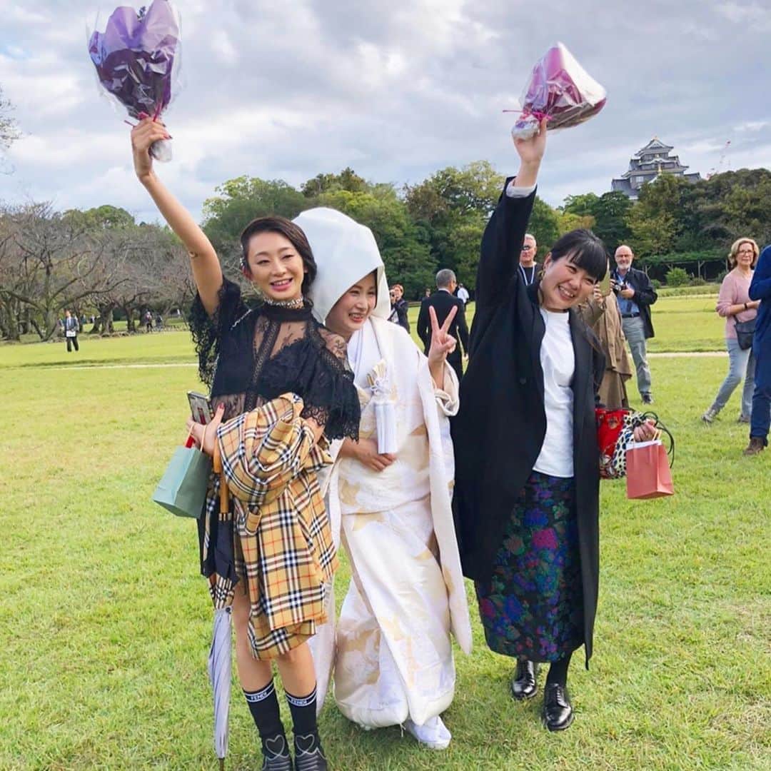 DJ JUICYのインスタグラム：「地元っ子達は、結婚式でブーケをゲットした順に結婚してるの👯‍♀️👯‍♀️👯‍♀️💐💒✨ という事で、今回は、、、一つだと髪の毛引っ張ってガチの喧嘩になったら困るから〜って二つ用意してくれていました☺️💐☺️💐🏯💕 そして！外国人観光客のギャラリーな🤣🤣🤣30人くらいいた🤣🤣🤣 ハイこっちこっち〜って🤚📸😆 最高な思い出だっ😆🙌💖 #結婚式 #令和婚 #岡山城 #後楽園 #japanesewedding  #bff」
