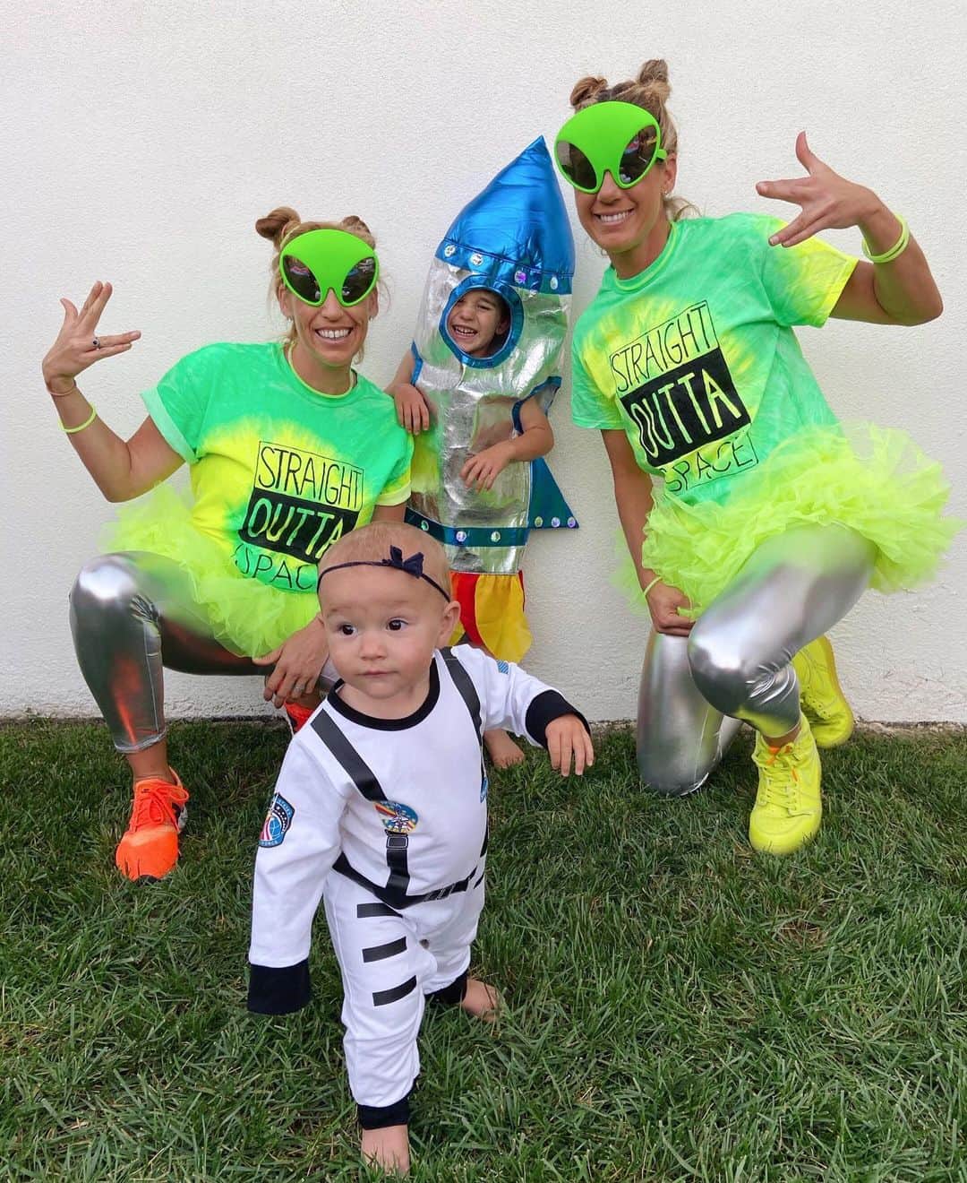エイプリル・ロスのインスタグラム：「Straight Outta Space to go Trunk or Treating tonight 👻🎃👽 Happy Hallows Eve Eve! 🔮」