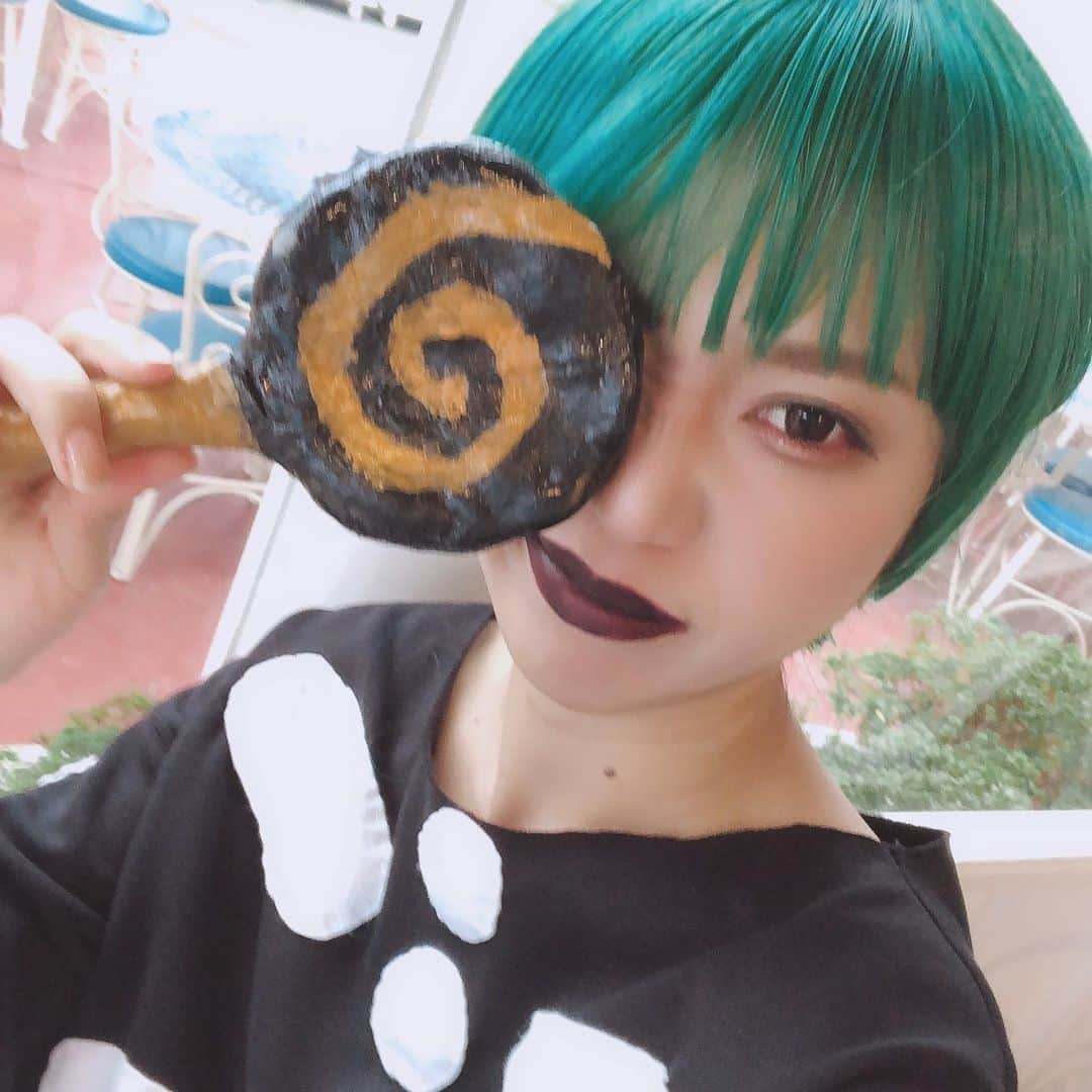 円田はるかさんのインスタグラム写真 - (円田はるかInstagram)「#happyhalloween 🎃 . . 今年は私の1番大好きな映画 #thenightmarebeforechristmas から #ロックショックバレル の#バレル ちゃんの #仮装 をしました♡ . 何度も何度も映画見ながら作ったキャンディがお気に入りです🍭 . ロックショックバレルは心底アホな所が愛おしすぎるよね…… . . . #dハロ #dハロ仮装 #ナイトメアビフォアクリスマス #tokyodisneyland #てぃすディズニー」10月31日 12時17分 - enst_grm