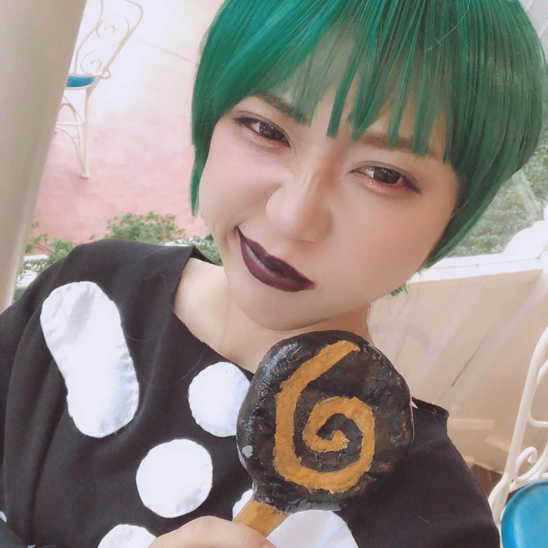 円田はるかのインスタグラム：「#happyhalloween 🎃 . . 今年は私の1番大好きな映画 #thenightmarebeforechristmas から #ロックショックバレル の#バレル ちゃんの #仮装 をしました♡ . 何度も何度も映画見ながら作ったキャンディがお気に入りです🍭 . ロックショックバレルは心底アホな所が愛おしすぎるよね…… . . . #dハロ #dハロ仮装 #ナイトメアビフォアクリスマス #tokyodisneyland #てぃすディズニー」