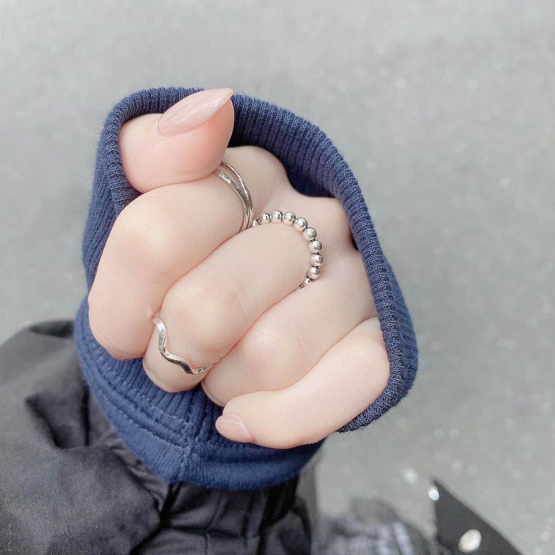 吉田朱里さんのインスタグラム写真 - (吉田朱里Instagram)「基本はシルバー💍💍💍 シルバーの時はプチプラ🐥🐥 もはやどこで買ったのかもわからない。多分ふらーっと歩いてて入った 雑貨屋さん。指輪大好き。 両手にたくさんつけるのが好き。 . #シルバーアクセ　#リング」10月31日 12時17分 - _yoshida_akari