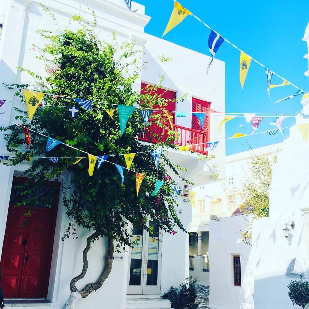 有地佐哉香のインスタグラム：「夏休みの続き。 ミコノスは、白い壁と青い海・空の ギリシャらしい色合いに癒されました。  #summervacation #throwback #mykonos #greece  #ミコノス島 #ギリシャ #どこもかしこも #強風 #louisvuitton #まで真っ白でした」
