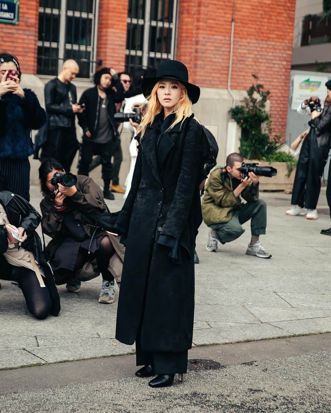 가로수길 , Seoulのインスタグラム：「PFW Street Fashion Style Thx @daraxxi 😆🔥🔥 파리패션위크에서 만난 산다라님」