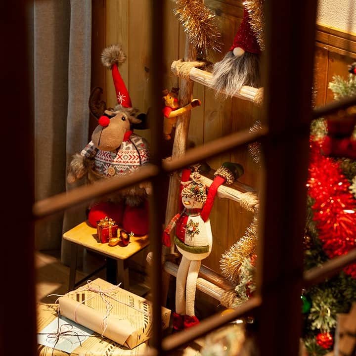 カインズさんのインスタグラム写真 - (カインズInstagram)「【ナチュラルクリスマス vol.2】 レッドとグリーンの定番カラーのアイテムで、温かみのあるナチュラルなクリスマスを。 おうちに帰れば、足をゆらゆらさせた北欧の妖精トムテとニット帽をかぶったスノーマンたちがかわいくお出迎え。ゴージャスなガラスツリーと粉雪が舞うスノードームは、冬のシーンに欠かせないマストアイテムですね。 サイズもコンパクトな人形や置物は、飾る場所を選ばず、どんなスペースでもクリスマスムードにしてくれます♪ . ゆらゆらトムテ レッド 価格 980円(税込) . ニット帽スノーマン ホワイト 価格 698円(税込) . ニット帽スタンドスノーマン レッド 価格 698円(税込) . オーナメント チェックハート 1P 価格 198円(税込) . ナチュラルリース スター 価格 1,480円(税込) . フェルトマット レッド 価格 198円(税込) . ガラスツリー レッド&グリーン 価格 1,280円(税込) . スノードーム 各種 価格 398円(税込) . くっつきトナカイ 価格 498円(税込) . ぶらさがりスノーマン 価格 1,280円(税込) . モール 各種 価格 198円(税込) . その他の商品はこちら https://www.cainz.com/jp/contents/christmas/ . ※一部店舗によりお取り扱いがない場合がございます。ご了承ください。 ※シーズン品により、なくなり次第終了となります。 . #クリスマス #ナチュラル #人形 #置物 #トムテ #スノーマン #ガラスツリー #スノードーム #christmas #natural #doll #ornament #tomte #snowman #glasstree #snowglobe #クリスマスデコレーション #クリスマス雑貨 #クリスマス準備 #おうちクリスマス #cainz #cainzhome #カインズ #カインズホーム #くらしにららら」10月31日 12時32分 - cainz_official