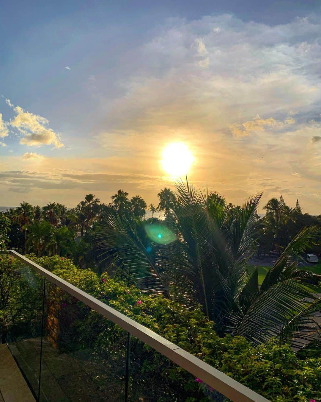 雨宮みずきさんのインスタグラム写真 - (雨宮みずきInstagram)「． 夕暮れの時間に 空眺めながら日向ぼっこ☺️ このゆったり過ごす時間が好き ． #夕陽 #夕暮れ #夕日 #ハワイ夕暮れ #ワイキキビーチ #ワイキキ #ハワイ旅行 #ハワイ好き #ハワイ島 #ホノルル #ハワイ #sunset #sunset_love #sunsetbeach #sunsetlover #hawaii #hawaiistagram #hawaiitrip #hawaiilove」10月31日 12時42分 - ammymzk0926