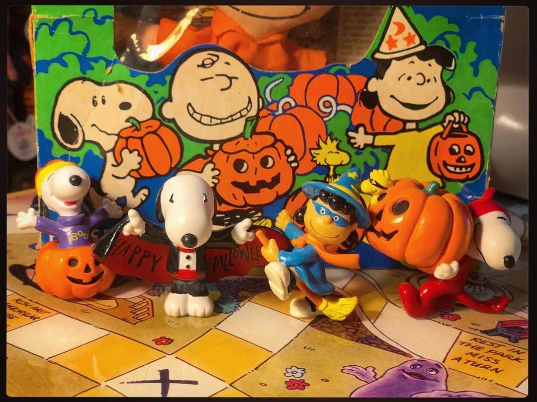 大川知英のインスタグラム：「90's PEANUTS Applause Halloween Series PVC Figures🎃 A Happy Halloween🌙 夜はジャックオーランタン作って Trick or Toysと叫ぼう👁👨🏽‍✈️ #ハロウィン#ジャックオーランタン #trickortoy#pvc#peanuts #90s#applause#halloween #amecajiboys #takatsubas #アメトイ部キャプテン」