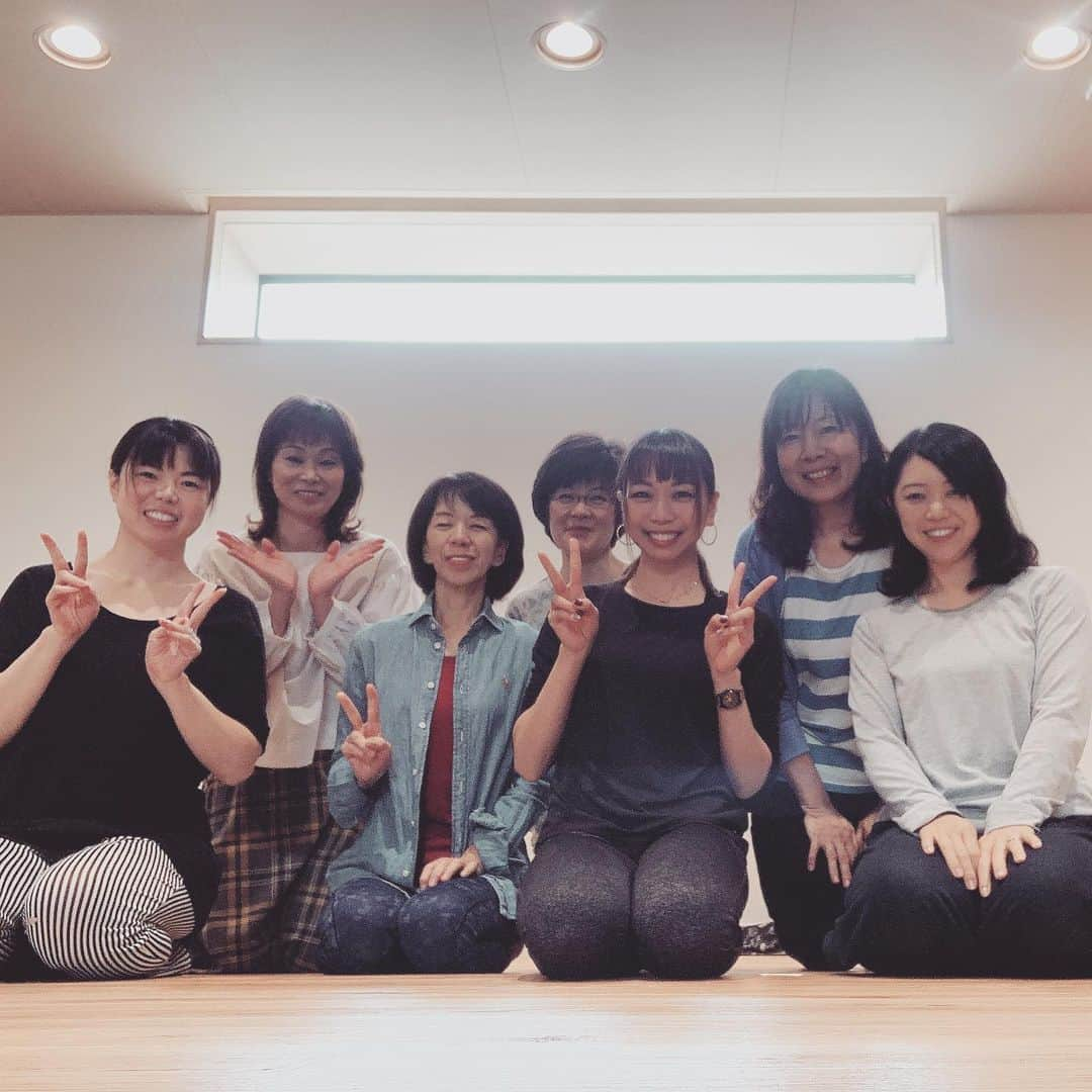 三ツ井裕美さんのインスタグラム写真 - (三ツ井裕美Instagram)「今日はオーパススタジオ( @opus__studio )さんでの朝ヨガでした🧘‍♀️ ・ スタートしてまだ5回目なのですが、色々な出会いがあり本当に嬉しいです。 ・ 11月は朝のヨガ以外にも夜も開催予定です🌙 ・ ヨガ初めてという方でも、身体がかたいという方でも大丈夫ですので、興味ある方は是非いらしてください😌 ・ 11/14(木) 10:00〜11:00→小顔フェイシャル ヨガ ・ 11/23(土)18:00〜19:00→リラックスヨガ ・ 11/28(木)10:00〜11:00→朝のリフレッシュヨガ ・ 完全予約制です🙇‍♀️ 詳しくはこちらからご覧下さい。  https://lineblog.me/yoga_hm_yoga/ ・ ・ #yoga #ヨガ #朝ヨガ #relax #refresh  #opusstudio #小平 #starbucks の2F」10月31日 12時49分 - hiromi__km