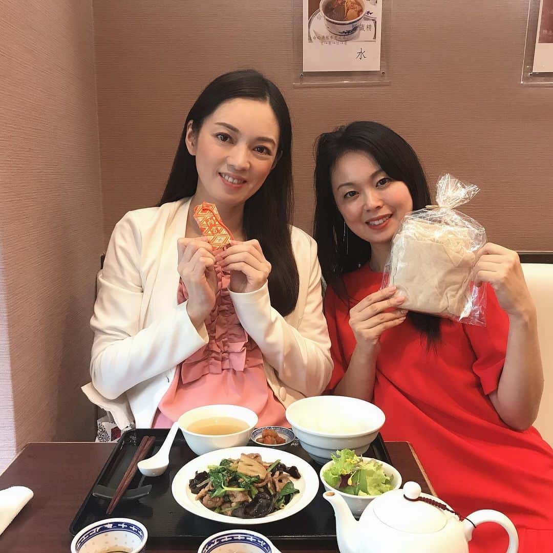 小西さやかのインスタグラム：「今日は、中国雑誌を束ねている王さんに、今後、中国関連の連載が決まったライターのみつえちゃんと打合せ！ . 産後復帰したらtokyoladyという王さんの番組で中国向け動画配信をはじめる予定です。日本化粧品検定中国支部の活性化のためにも尽力していきます(^^) . みつえちゃんから伊勢神宮の安産祈願のお守りと素材が良くて人気のシルクふぁみりぃのレッグウォーマー、下着を妊娠お祝いでいただきました。 . さすが、ライターさん、情報通でいつも高品質人気ものをプレゼントしてくれます(^^)ありがとう！！！ #日本化粧品検定 #コスメ検定　#化粧品検定　#中国美女 #中国メイク #中国茶 #妊娠中　#妊娠10ヶ月 #妊婦　#中国雑誌　#美容ライター　#美容ジャーナリスト　#美容家　#妊娠10ヶ月突入 #妊婦ごはん #妊婦ご飯 #妊婦ダイエット」