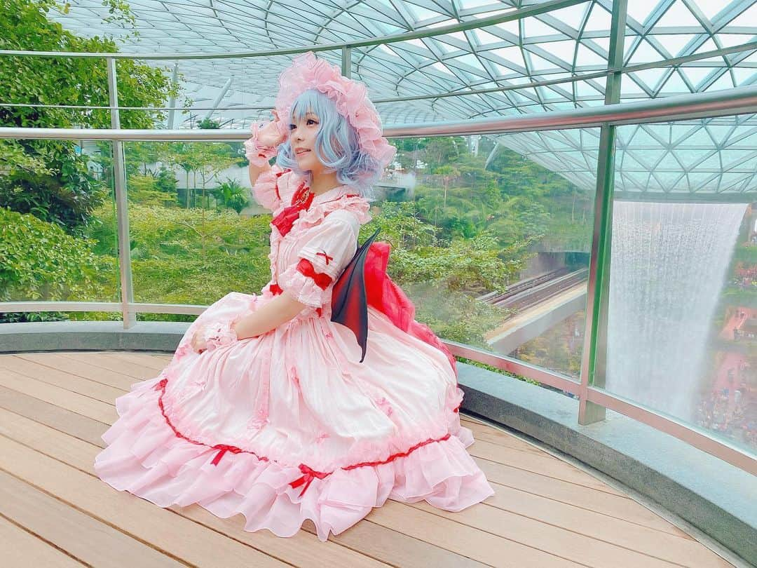 小桃さんのインスタグラム写真 - (小桃Instagram)「#cosplay #touhouproject #東方project #コスプレ #レミリア #remilia #touhoucosplay @jewelchangiairport」10月31日 12時50分 - siutao1126