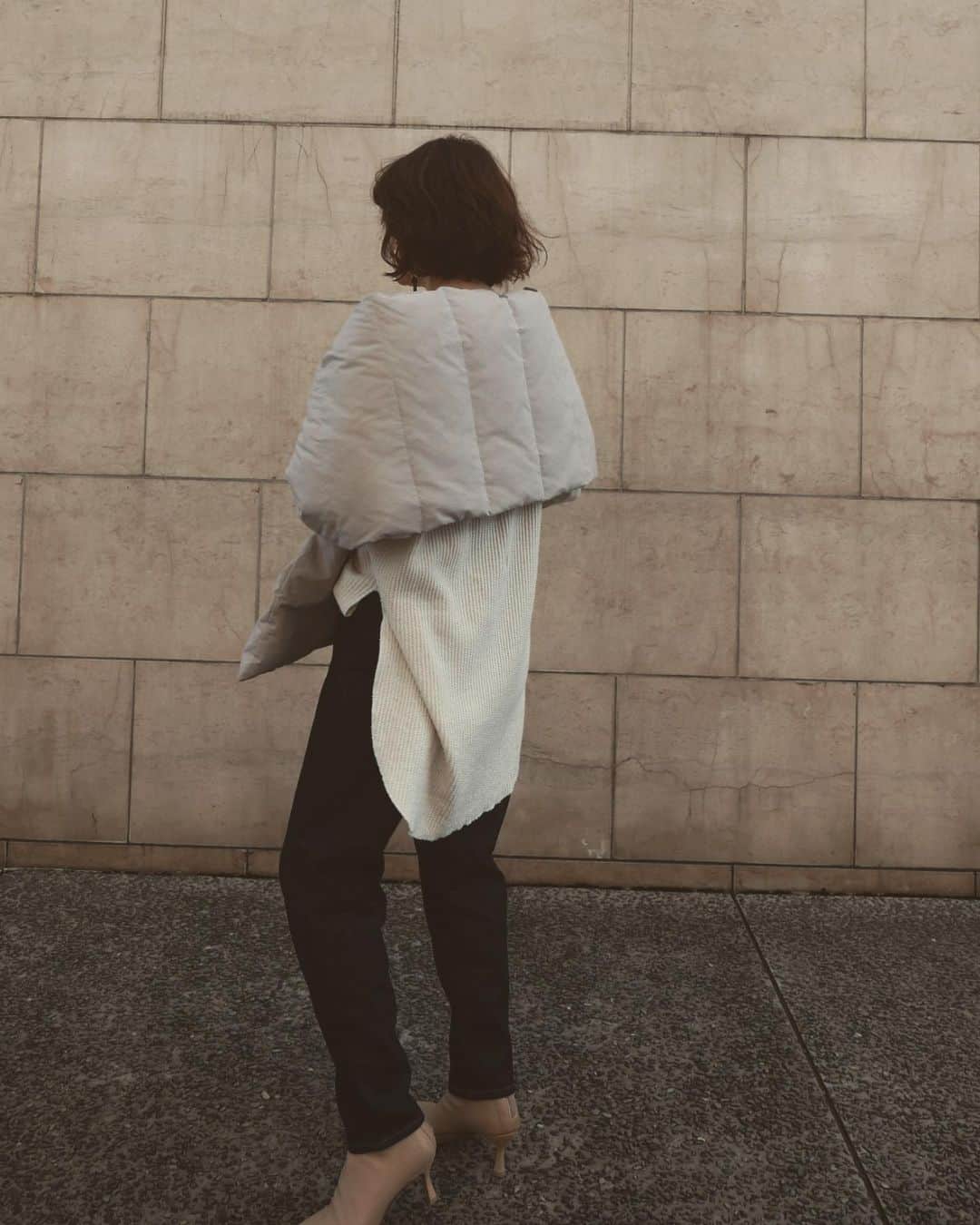 JUNNAさんのインスタグラム写真 - (JUNNAInstagram)「10月31日本日19時発売  お布団みたいなキルティングマフラー #エトレダウンマフラー  展示会、受注会ともに 予想を上回る人気のnew face😎  本日19時発売がラストの入荷です。 お見逃しなく🏃‍♀️ ・ ・ tops/ #ショルダーパッチ2wayサーマルトップス 10/31 bottom/ #エトレサルエルデニム　10月31日19時発売 bag/ #BottegaVeneta boots/ #PIPPICHIC Oblique toe Stretch Boots 発売中 ・ #etretokyo #junna👠 #2019ETREaw #156cm#LOEWE#bottegavenetabag#bottegavenetathepouch#ボッテガ #ボッテガヴェネタ#ロエベ#セリーヌ」10月31日 12時51分 - junna