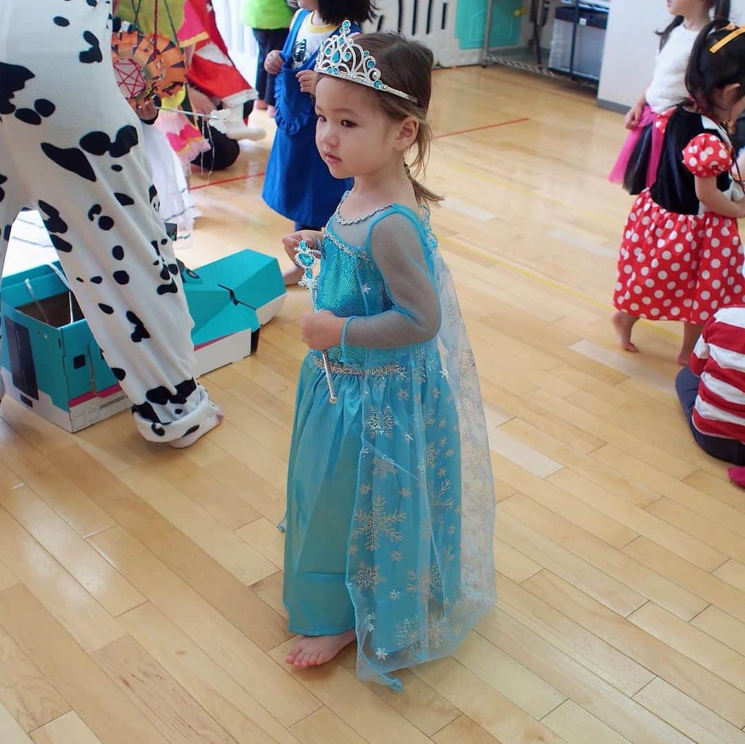 藤本恵理子さんのインスタグラム写真 - (藤本恵理子Instagram)「She was very happy to being Elsa last week and today! Happy Halloween 🎃  週末は町内のハロウィン、今日は学校のハロウィンパレード。娘は2回ともエルサ、私は週末だけアナになりました❄️ アナのウィッグが小さいのか私の髪が多いのか、ウィッグ浮いてるけど気にしない😂 #halloween #frozen #elsa #anna #halloweencostumes #ハロウィン #仮装 #ハロウィン仮装 #アナと雪の女王 #エルサ #アナ #kiki_m」10月31日 12時51分 - eriko_fujimoto_0802