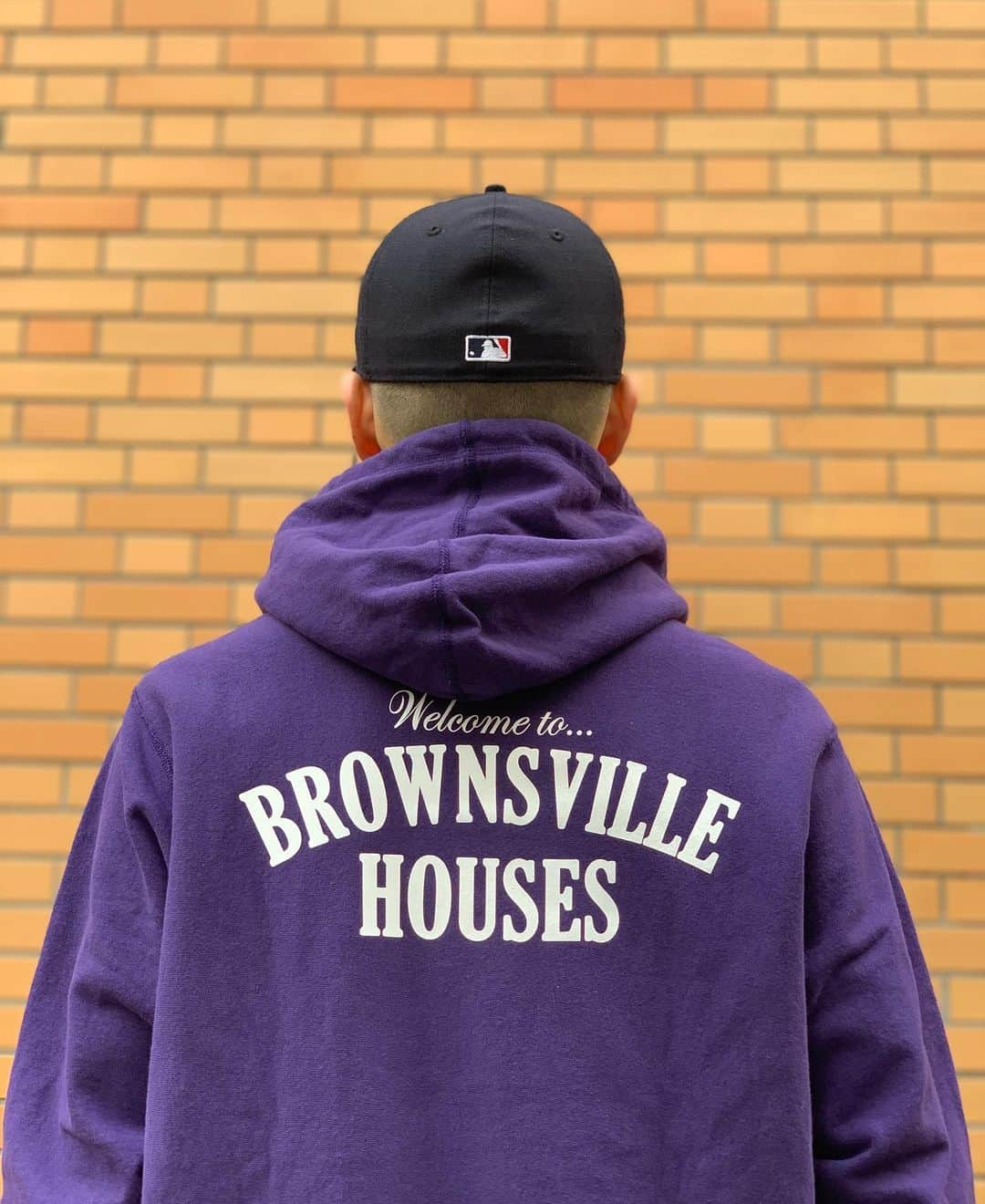 GROW AROUNDさんのインスタグラム写真 - (GROW AROUNDInstagram)「#growaroundnewarivals  Acaplco gold 🗽 BROWNSVILLE HOUSE🏢 HOODIE M.O.PやSEAN PRICEやBoot Camp ClikやSAIGONなど数々アーティストのフッドとして有名なBrooklyn Brownsville houseがオマージュされています。 #acapulcogoldny」10月31日 12時59分 - growaround