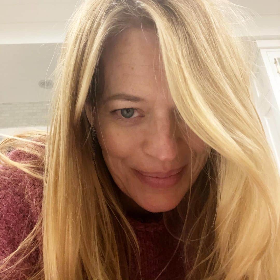 ジェリー・ライアンのインスタグラム：「Peek-a-boo. 💗」
