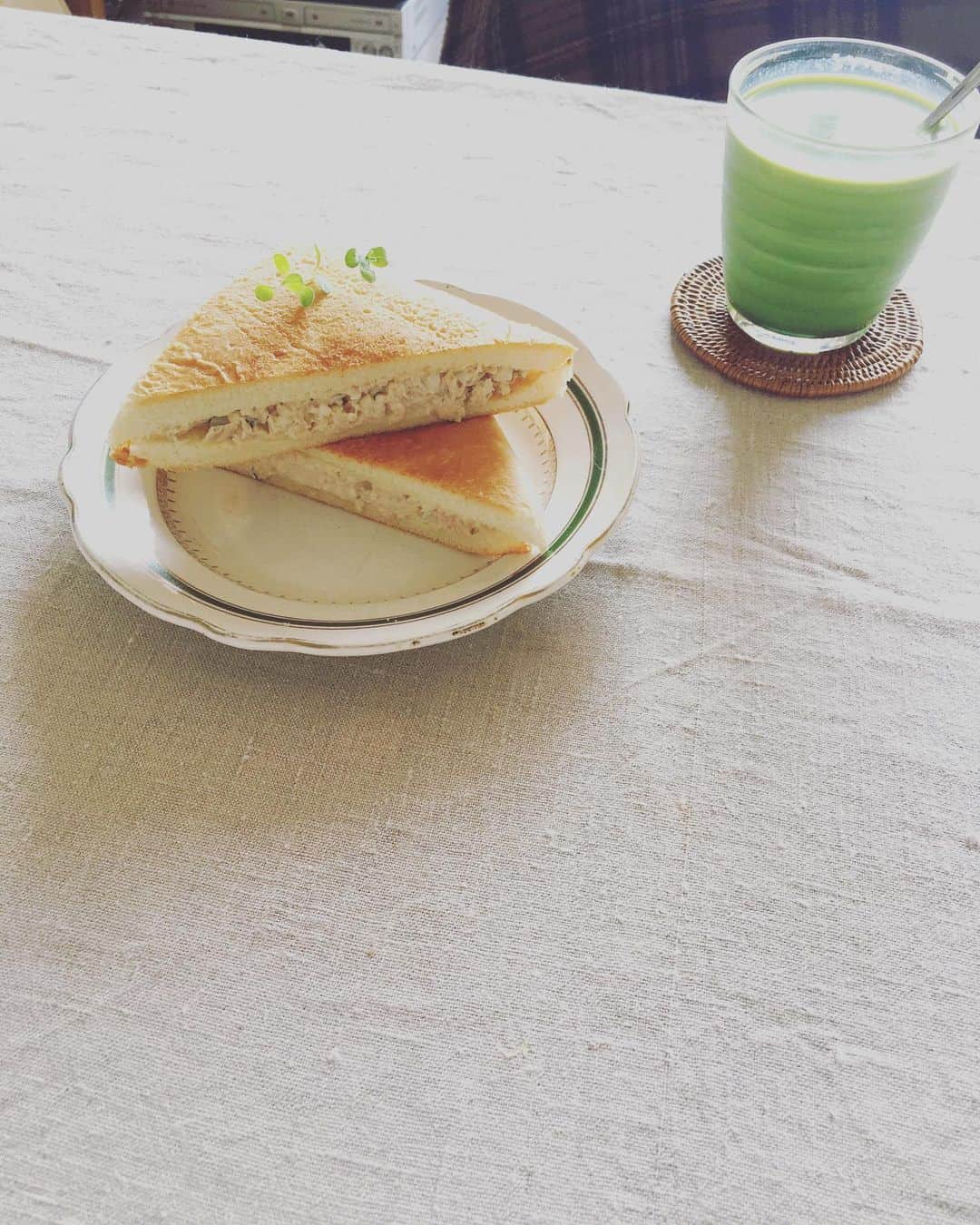 のインスタグラム：「食欲があまりないとき、ハーブや果物の酸味を使うと食がすすむのですよね、私。  マジョラムと瀬戸内レモンのツナサンド。味付けはごくシンプルに塩と白胡椒のみ。ノンオイルのツナ缶を使うので、どうしてもパサっとしがち。それで、手持ちの良いオリーブオイルをひと匙入れて、潤いと香りをプラス。  うんうん、マジョラムの香りもステキ。  #猫沢飯」