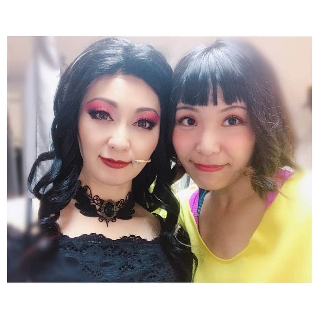 風花舞さんのインスタグラム写真 - (風花舞Instagram)「DAWN DAWGS 2ショット写真いただいた🙌 天才劇団バカバッカ劇団員・津賀保乃ちゃん。 ややちゃんには稽古が始まる前から、本当に色々とお世話になりました。 ややちゃんはじめ劇団員の皆さんは、スタッフ作業もしながら出演もしていたので本当に大変だったと思います。 稽古場で私と笑美のシーンの笑美の代役をややちゃんが1回やってくれたことがあって、とても可愛かった姿を覚えています😊 今回はお芝居で絡むことがなかったので、いつか一緒にお芝居できるのを楽しみにしています。 「Instagramで紹介してもらってなーい」ってまだ紹介できていないキャストに言われるんだけど…紹介する気はあるのよ。写真がないのよっ😅 もぅ、公演後の飲み会の写真でもいいから、私に写真くださーい😂  #天才劇団バカバッカ#津賀保乃ちゃん」10月31日 13時09分 - kazahanamai_official