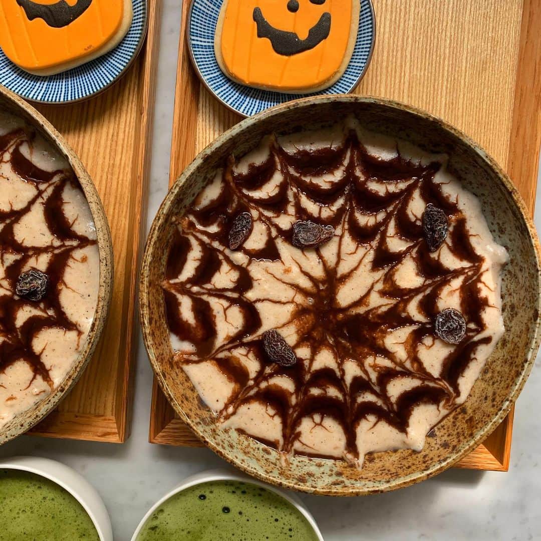 Symmetry Breakfastさんのインスタグラム写真 - (Symmetry BreakfastInstagram)「Happy Halloween y’all 🎃 this spooky spiced porridge 👻 topped with a super simple yet terrifying decoration and some dead flies (they’re raisins 😂) with some Japanese pond water aka matcha and the most awful thing of all, a shop bought jack’o’lantern cookie to top off the festivities 🤡  The last slide if anyone is wondering, my glass teapot exploded, if you ask me it was definitely a haunted teapot #symmetrybreakfast #halloween」10月31日 13時11分 - symmetrybreakfast
