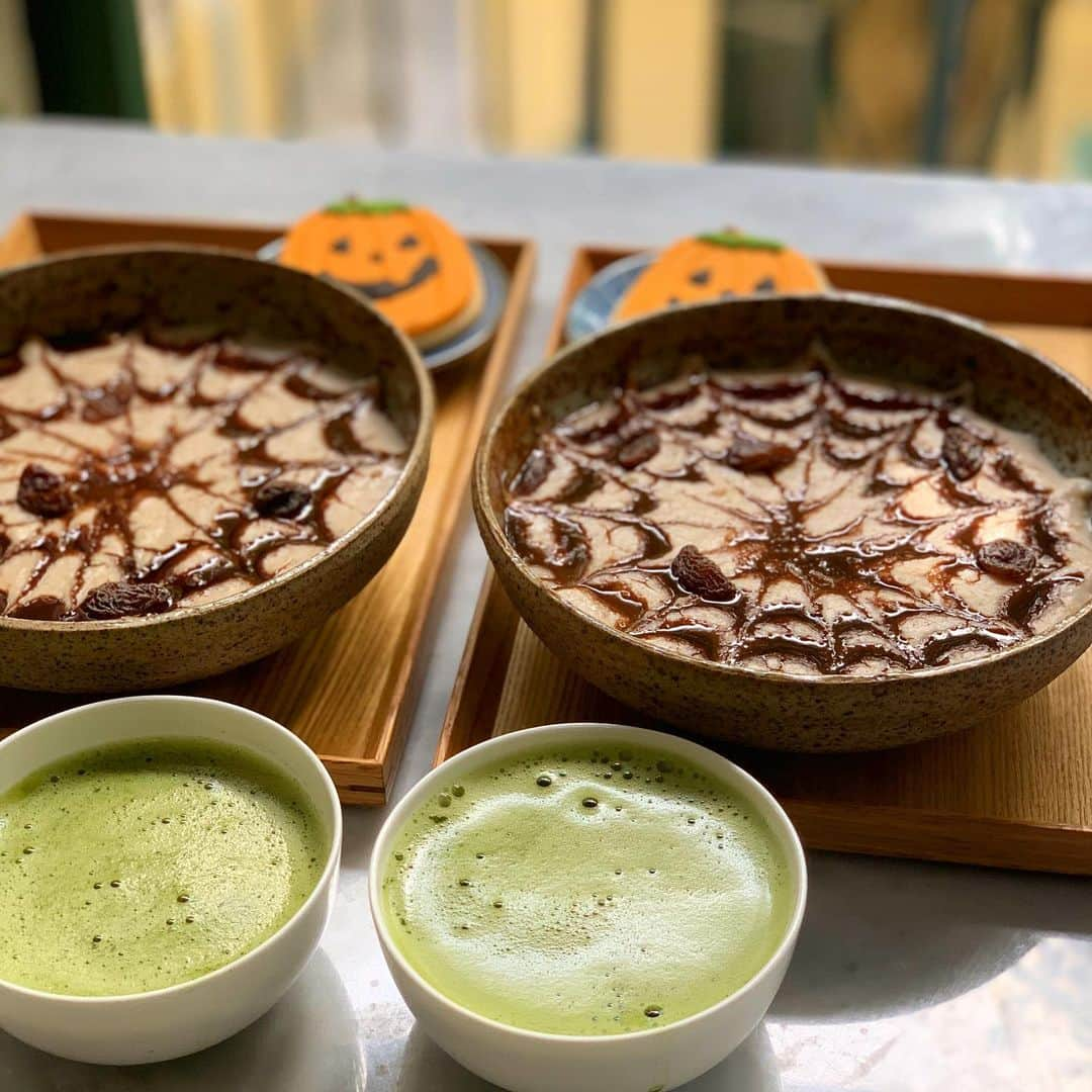 Symmetry Breakfastさんのインスタグラム写真 - (Symmetry BreakfastInstagram)「Happy Halloween y’all 🎃 this spooky spiced porridge 👻 topped with a super simple yet terrifying decoration and some dead flies (they’re raisins 😂) with some Japanese pond water aka matcha and the most awful thing of all, a shop bought jack’o’lantern cookie to top off the festivities 🤡  The last slide if anyone is wondering, my glass teapot exploded, if you ask me it was definitely a haunted teapot #symmetrybreakfast #halloween」10月31日 13時11分 - symmetrybreakfast