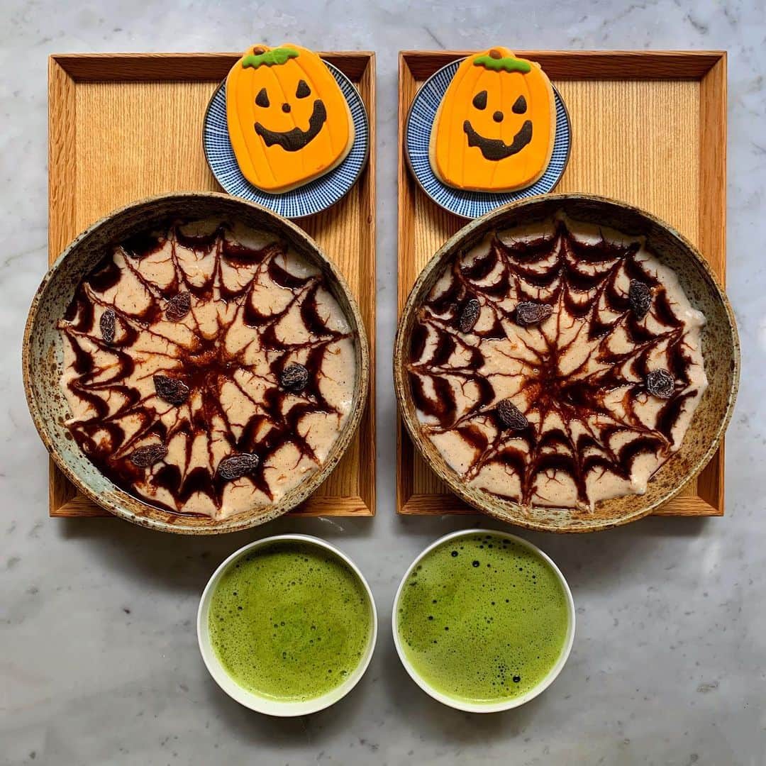 Symmetry Breakfastのインスタグラム：「Happy Halloween y’all 🎃 this spooky spiced porridge 👻 topped with a super simple yet terrifying decoration and some dead flies (they’re raisins 😂) with some Japanese pond water aka matcha and the most awful thing of all, a shop bought jack’o’lantern cookie to top off the festivities 🤡  The last slide if anyone is wondering, my glass teapot exploded, if you ask me it was definitely a haunted teapot #symmetrybreakfast #halloween」