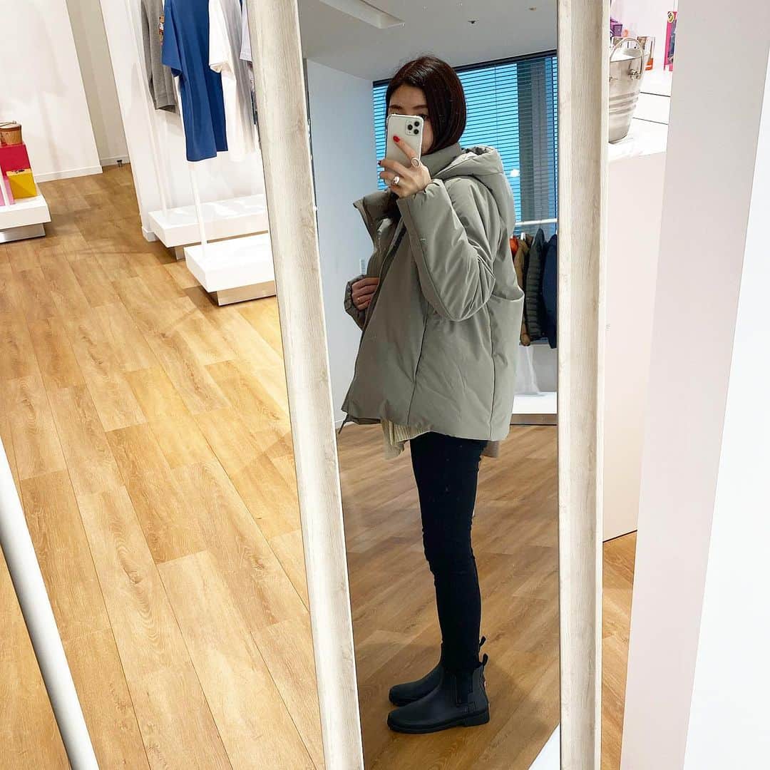 ayakoさんのインスタグラム写真 - (ayakoInstagram)「気付いたら1週間ぶりのpostになっちゃってた🤣 先日お邪魔したUNIQLOの新しいプレスルームで、ハイブリッドダウンを試着させてもらいました✨ UNIQLOでは、着なくなったダウンを回収し、中綿を洗浄→来年のダウンに使用するという素敵な取り組みをしています‼︎ ・ #ハイブリッドダウンコクーンコート brown Msize着用 #ハイブリッドダウンパーカ beige XLsize着用 ・ #エコ #eco #サステナブル#サステナブルファッション#sustainable#sustainablefashion  #uniqlo#ユニクロ#ユニクロプレスルーム」10月31日 13時41分 - aya.masayan