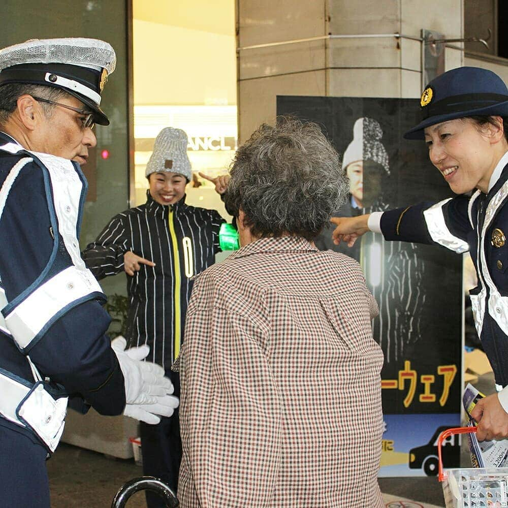 大阪府警察さんのインスタグラム写真 - (大阪府警察Instagram)「【夕暮れ、夜間は、リフレクターウェアの着用を！】 令和元年10月21日(月)、大阪市天王寺区の上本町6丁目交差点において、｢リフレクターウェア｣の着用促進キャンペーンを行いました！ このウェアは、光が光源方向に反射する機能を持っており、ドライバーから大変見やすくなります。 皆様、ぜひ｢リフレクターウェア｣の着用をお願いします。 ｢リフレクターウェア｣に関するお問い合わせは、大阪府警察本部交通総務課安全教育担当まで！ #大阪府警察公式#大阪府警察#大阪府警#リフレクターウェア#反射材#たまゆら#高齢者#交通事故#死亡事故#交通安全教育#交通安全#交通事故防止」10月31日 13時37分 - fukei_koho