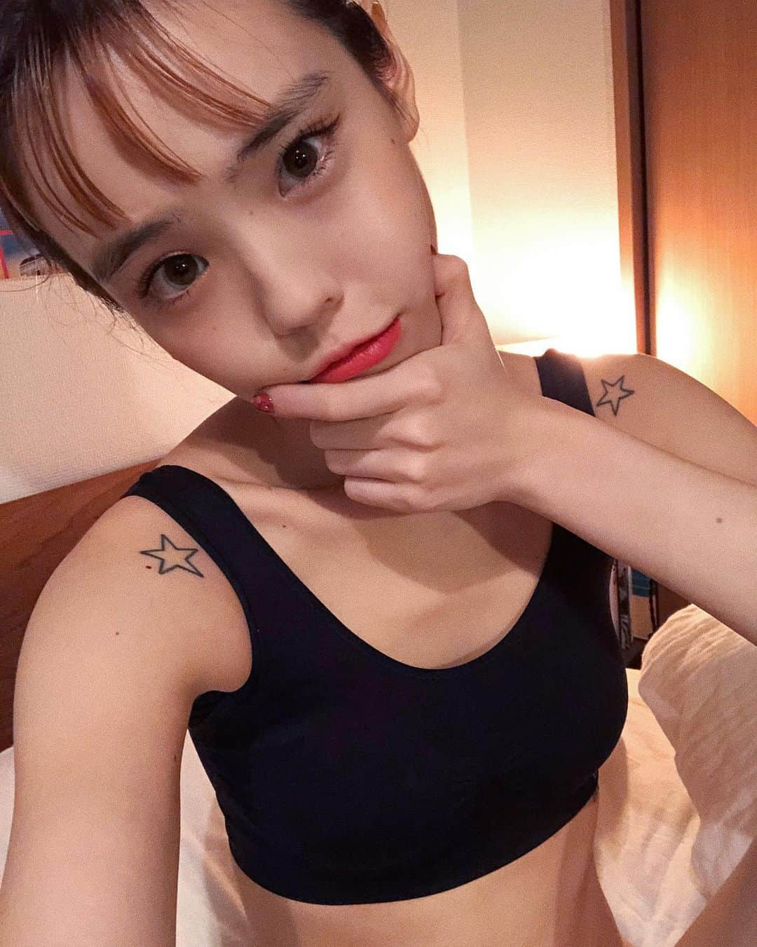 瀬戸あゆみさんのインスタグラム写真 - (瀬戸あゆみInstagram)「最近の夜の新週間。🌙 ついに念願の #ナイトブラ を手に入れた！  姿勢の悪さだったり経年変化によるものだったり……やはり重力には勝てない、、、ので、 #バストケア ずっと気にはしてました。 なんとなく手を出せていなかったんです。 眠る時に締め付けられるの嫌だし、変わるかわからないし……って。 でも、 #Viage は締め付けというよりホールド感があって、付けていて安心感がある！ 変に大きくしよう、というよりは、元あった場所にバストを戻してくれるような。。。 これなら #ナイトブラ生活 続けられそう☺️ これから楽しみ！ #viageブラ #viage女子 #viageビューティアップナイトブラ #pr」10月31日 13時38分 - setoayumi