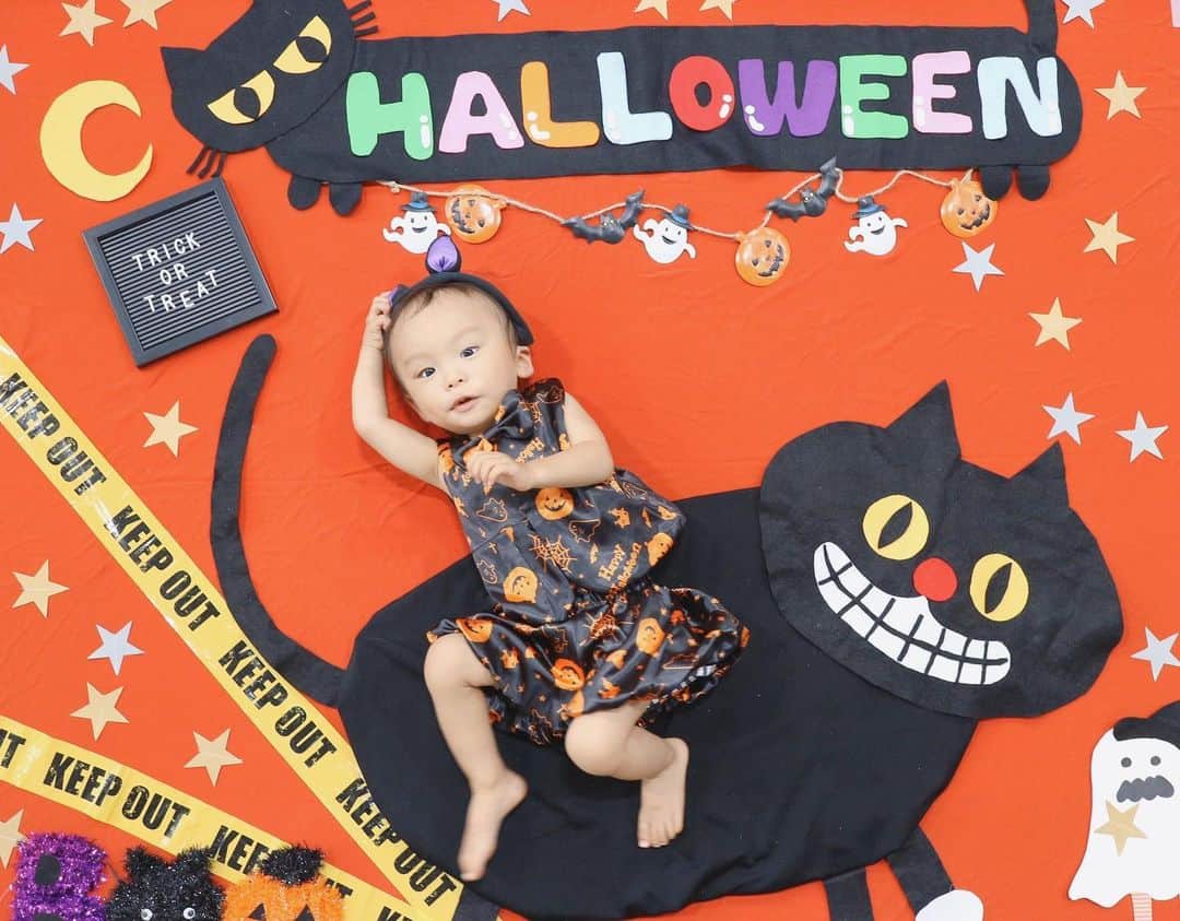 のインスタグラム：「👻💕 #happyHalloween 🎃 ・ 今年はあまり ハロウィンっぽいの してなかったな〜🤭💦 ・ 写真は熊本で 飛び入り参加で撮影💕 今年の仮装はこれくらい！ ・ 寝たまま起こさないように 撮ろうと思ったのに やっぱり起きてしまい大変😨💔 ・ 姉やスタッフさんに 助けられました😭💕笑 ・ #ハロウィン #コスプレ #撮影会 #はち成長記録 #1歳10ヶ月」