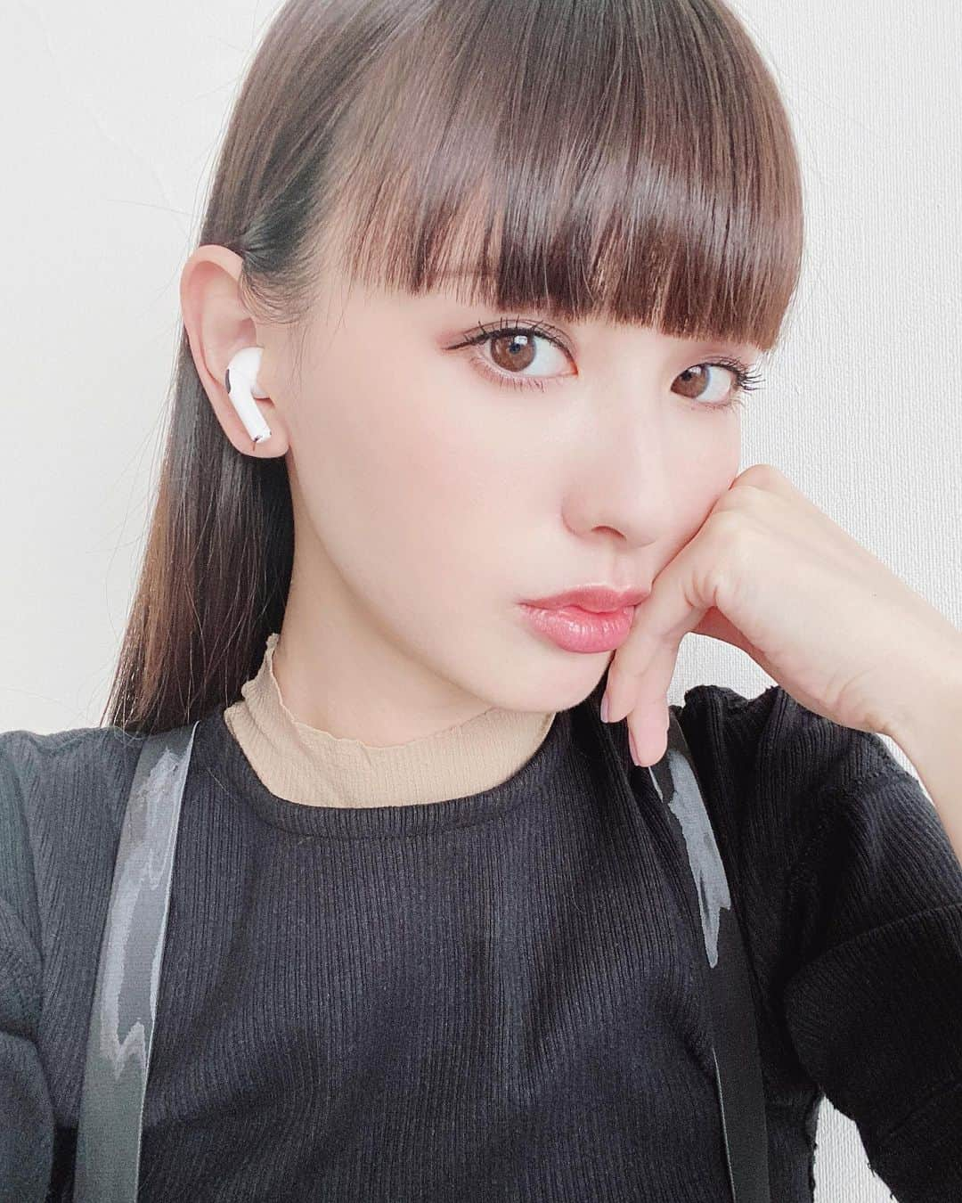 鈴木えみさんのインスタグラム写真 - (鈴木えみInstagram)「#AirPodsPro 👂🏻♫ カナル型になって音質も進化し、 外部音取り込みモードで、環境音はバッチリ聞こえながら、 音楽や通話、映画などを楽しめる快感😍🤤❤️ これは...1日中つけていたくなる‼️👏🏻」10月31日 13時45分 - emisuzuki_official