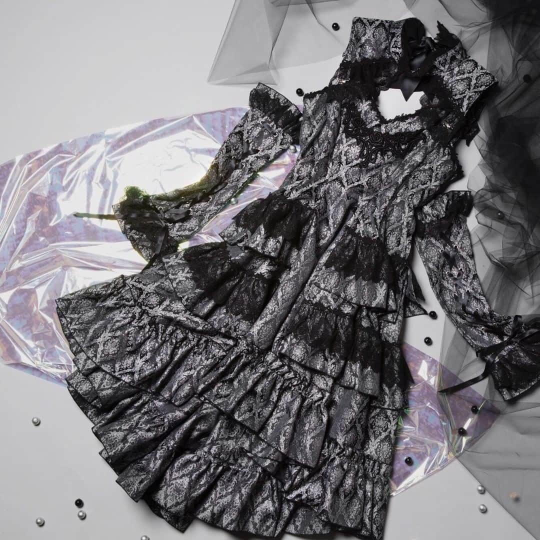 のインスタグラム：「ALICE and the PIRATES / B1.5F JUMPER SKIRT & ARM COVER ¥79,200 ※tax in →11/1～4のラフォーレカード10％フェア期間中にラフォーレカードでご購入いただくと、7920ポイント（日曜日は9504ポイント）プレゼント！ . 【🌑注目トレンドはダークロマンスの世界🌑】 ラメジャガードにレースが上品なフィッシュテールのジャンパースカート。肩パーツは取り外し可能でビスチェとしても着られる✨ . #LAFORETSTYLE #2019aw #fashion #darkromance #halloween #halloweencostume #halloween2019🎃 #instagood #aliceandthepirates #tokyo #laforet #harajuku #laforetharajuku #2019awトレンド #ダークロマンス #ハロウィン #ブラック #フィッシュテール #ジャンパースカート #東京 #ラフォーレ #原宿 #ラフォーレ原宿 #오오티디 #아웃핏 #스타일 #도쿄여행 #멋스타그램」
