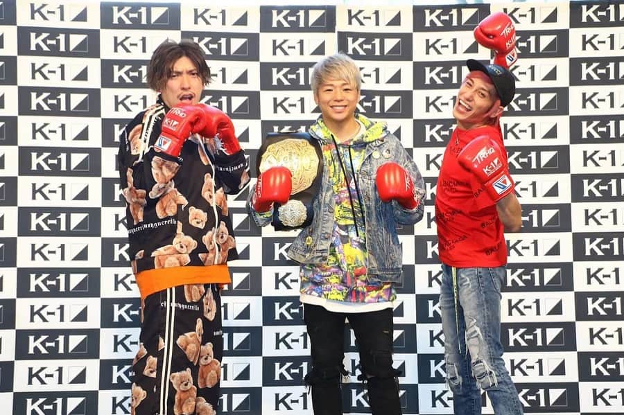 武尊さんのインスタグラム写真 - (武尊Instagram)「今日はクイーンズスクエア横浜で K-1横浜大会のPRイベント！ EXITのお二人が来てくれました⭐️ たくさんのご来場ありがとうございました！ 第二部は１８時からスタート！ #クイーンズスクエア横浜 #EXIT これから練習へ👊」10月31日 13時51分 - k1takeru