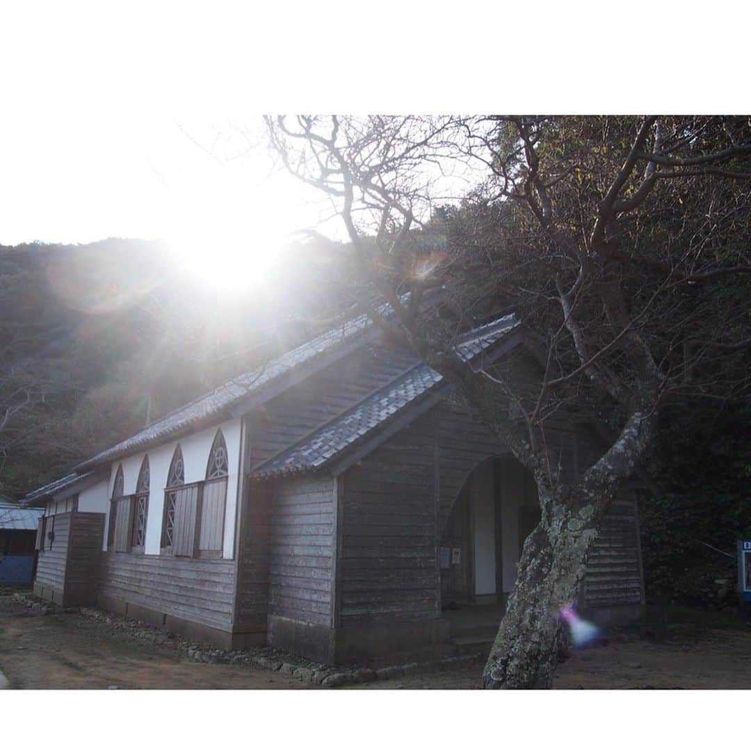 森下紀子さんのインスタグラム写真 - (森下紀子Instagram)「. 1番好きだった 久賀島にある旧五輪教会堂。  険しい山道の奥の 海辺にひっそりと建つ、  現存の木造教会では 最古の部類に入る教会。  リブ・ヴォールト天井や 繊細な装飾が隅々まで美しく、  人々の信仰の深さが 今でも息づいている 素晴らしい教会でした⛪️✨ . #旧五輪教会堂 #久賀島 #HisakajimaIsland #天使が写ってた👼」10月31日 14時12分 - noriko_morishita_