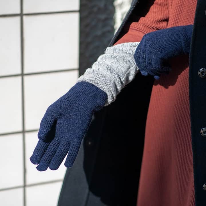 のインスタグラム：「. 朝晩は冷え込みがどんどん増してきて、通勤通学のために防寒具が必要になってきた今日この頃。 . 指先の冷えはもちろん、腕までカバーできる「セレーネ（エヴォログ）」が新登場です！ ロンググローブなので、ちょっとした隙間から入り込む寒気もブロックします。くしゅっと袖口から見せてもかわいくて、折り返して親指に引っ掛ければ、ニットの重ね着風になって、コーディネートのアクセントに。 . 親指、人差し指、中指の先端部分がスマートフォンの操作に対応。細かな操作が可能なので、出先でスマホを触るときにいちいち外さなくていいのはとっても嬉しいですね。 . ラインナップは「ネイビー×グレー」、「ライトグレー×チャコール」、「ベージュ×ブラウングレー」の3種。使いやすいカラーバリエーションなので、冬の装いのコーディネートにも大活躍です！ . ▼詳細はプロフィールのリンクからご覧いただけます。 → @freedesign_jp . 【取扱店舗】 #フリーデザインオンラインショップ .  #エヴォログ #evolog #セレーネ #selene #手袋 #glove #グローブ #冬物 #防寒 #北欧 #北欧雑貨 #シンプル #シンプルライフ #シンプルデザイン #暮らし #丁寧な暮らし #暮らしを楽しむ #雑貨店 #雑貨屋 #インテリアショップ #freedesign  #フリーデザイン #吉祥寺 #kichijoji」
