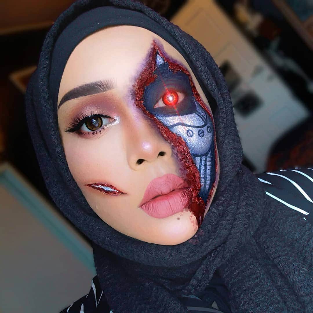 queenoflunaさんのインスタグラム写真 - (queenoflunaInstagram)「"Come with me if you want to live!" 😎  Ok here's another Halloween look inspired by the newly released movie #TerminatorDarkFate! In collaboration with @20thCenturyFox_MY for the release of Terminator: Dark Fate. Make sure you catch it in cinemas now! 🕶️❤️ . . . #ad #TerminatorDarkFate #terminator #terminatormovie #sarahconnor #johnconnor #arnoldschwarzenegger #terminatormakeup #halloween #halloweenmakeup #halloweenlook #halloweenmakeupideas #cyborgmakeup」10月31日 14時23分 - queenofluna