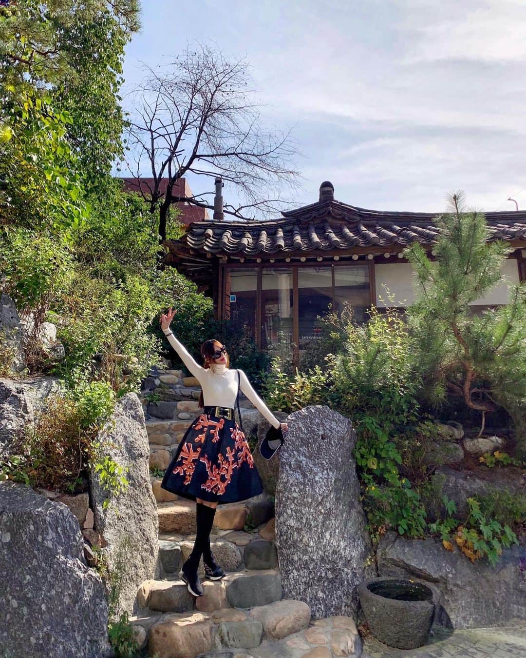 이미아 Mia Lee 李 美兒のインスタグラム：「Back home in Seoul and the sun is out.  I’m feeling excited and happy just being in Korea.  No place like home! 💃🏻✌🏻🎶 저는 요즘 이스포츠 경기에 푹 빠져있습니다. 그 중에서도 리그오브레전드 팬인데, 월드 챔피언십 4강 경기(11/3일 20시)에서 대한민국 SKT1이 승리하기를 매우 매우~ 바라고 있습니다.(져도 괜찮아요^^ 그래도 마음은 아플겁니다.😉) 게임이요? 하는 분이 있을지 모릅니다. 저도 뉴스 등 에서 보고, 이기려고 아이템도 사고 거래하는 사행성 있는 그런거 아닌가? 생각했습니다. 남편이 옆에서 이스포츠 방송을 보면, 드라마 모니터링한다며 (엄청~) 눈치주고🤨그랬답니다. (미안~~ 남편!) 그런데 주말마다 롤파크로 직관가는 남편을 따라 다녔더니~ 제가 광팬이 되었습니다.(경기 관람객 중 선수 부모님 혹은 관계자 제외하고 제가 제일 아줌마인 듯 합니다만, 응원은 두 배로 합니다~😅) 그런데 요즘 (메타는) 드라마 컨텐츠보다 2019 월드 챔피언십(롤드컵) 경기가 재미있습니다. 🇰🇷🙌🏻 PS 대표님~~ 우리 드라마, 예능 콘텐츠 더 많이 고민 해야겠습니다.😙」