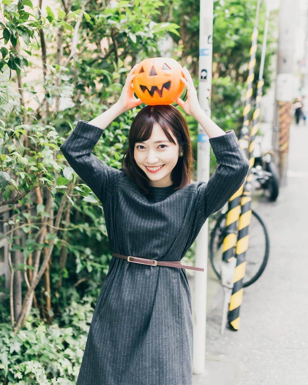 末井櫻子のインスタグラム：「☆ ★Trick or treat ★ ☆ ． ． ． ハロウィンの日まで温めていた写真たち🎃 ． ． 今日はハロウィンですが、妹の誕生日でもあります🍁 Happyな一日な気がします👻💌 ． ． ． Photo by @photoby_yuki 😌🙏🏻 #ハロウィン #trickortreat  #halloween  #被写体 #ポートレート  #中崎町」